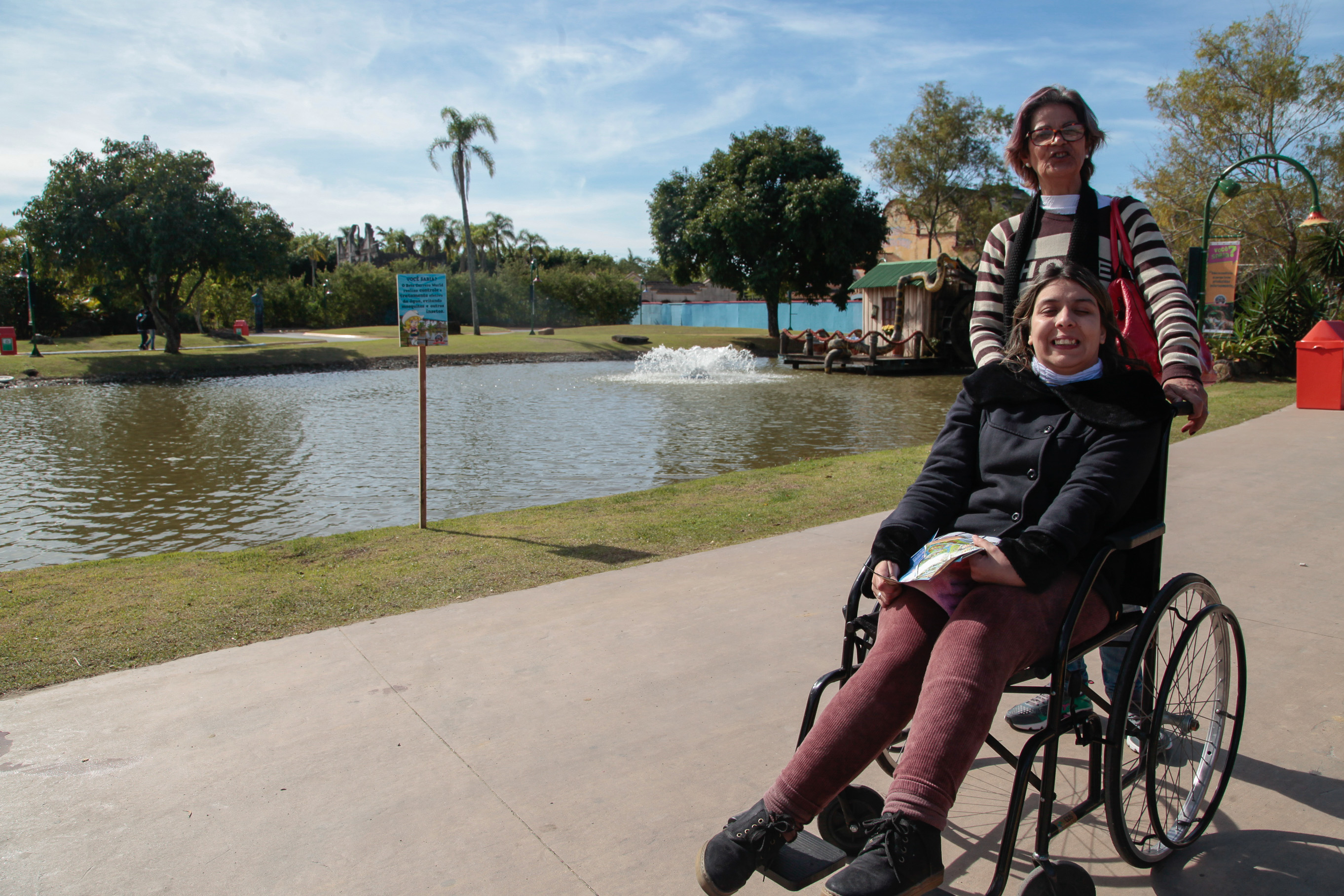 23º Encontro de Recreação e Lazer das APAES no Parque Beto Carrero. Sandra e Monique Ribeiro.