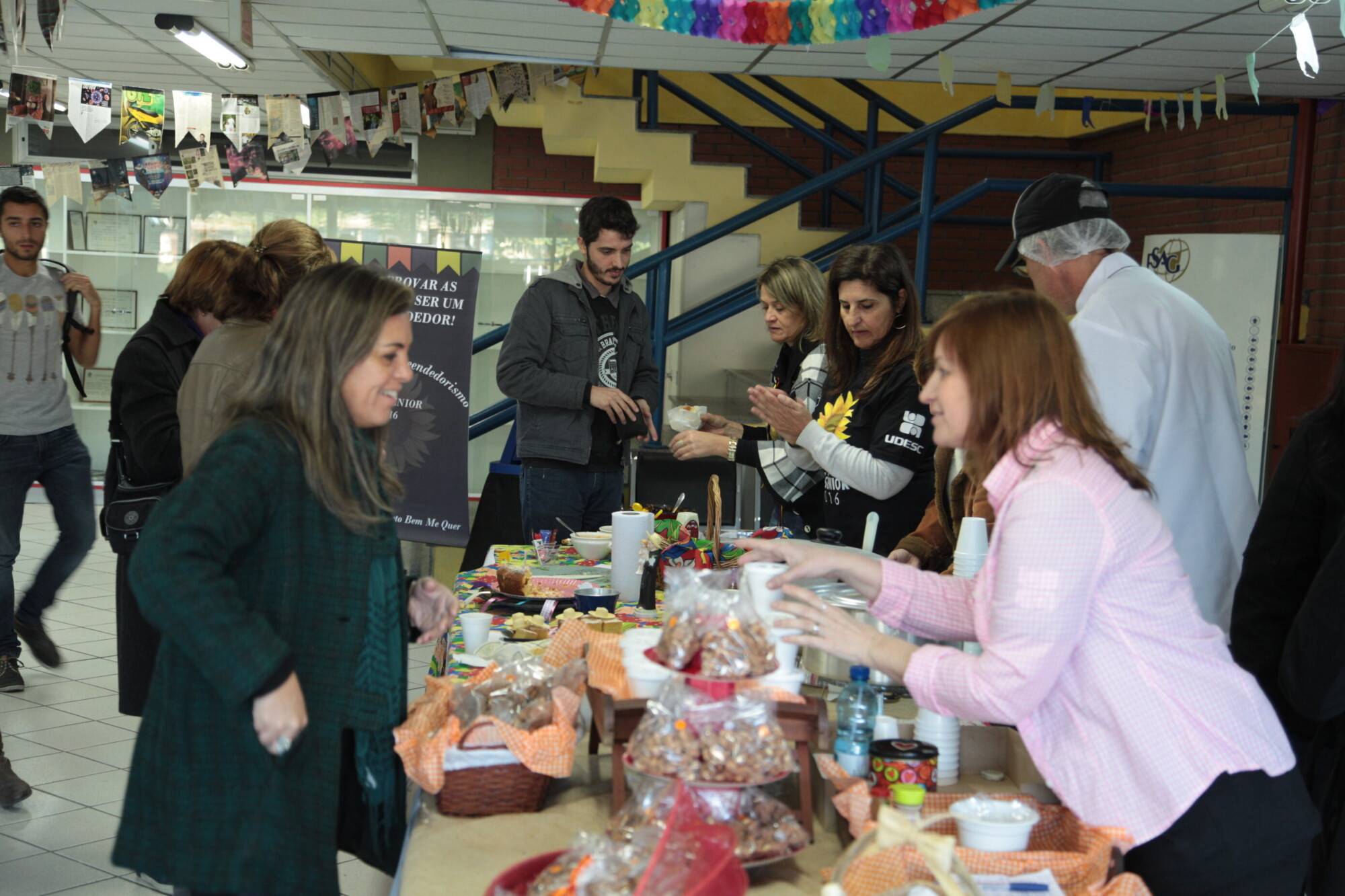 Alunos do Esag Sênior praticam empreendedorismo e solidariedade em feira
