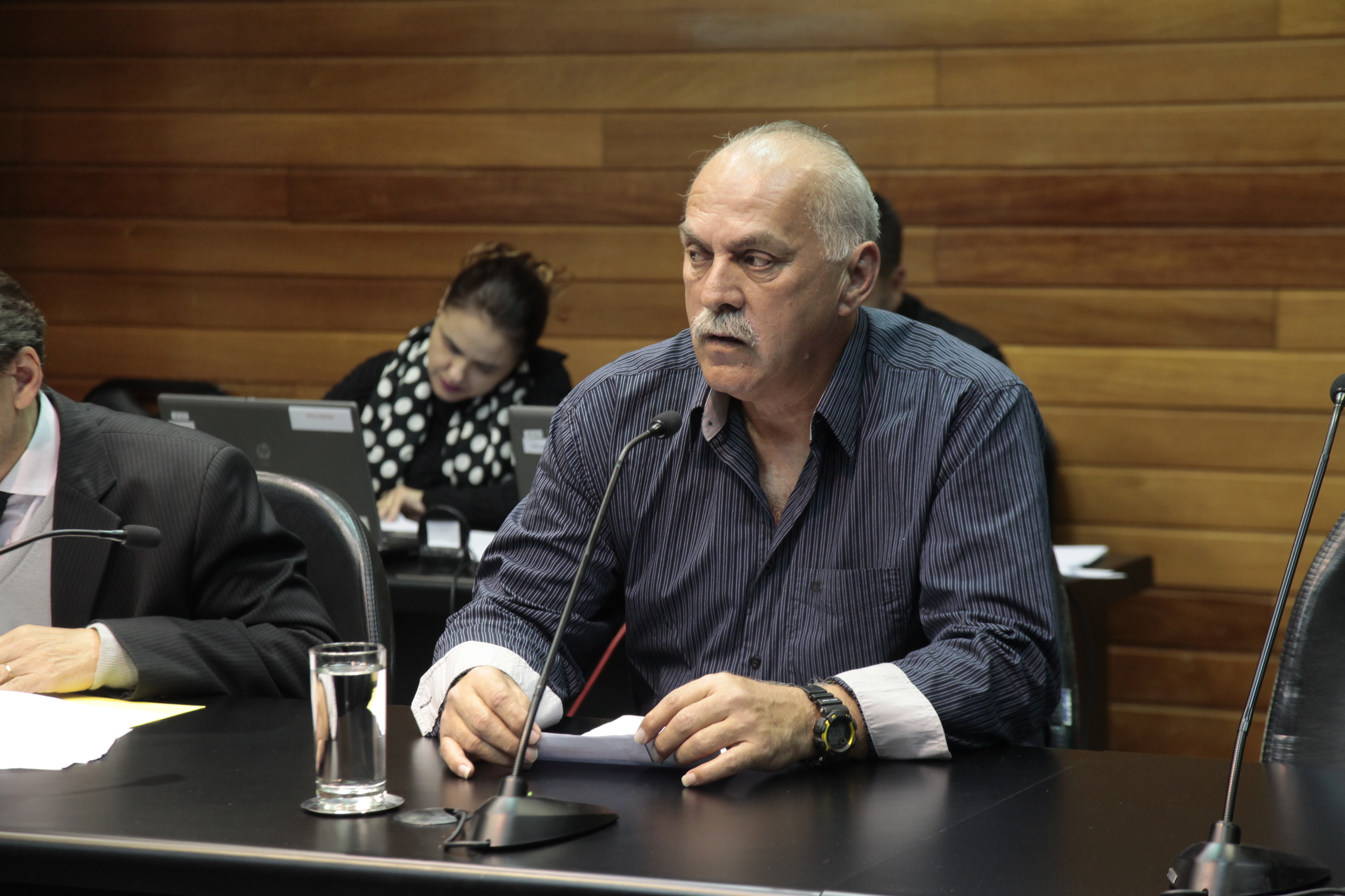 Reunião da Comissão Parlamentar de Inquérito para investigar a falsificação de medicamentos em Santa Catarina.