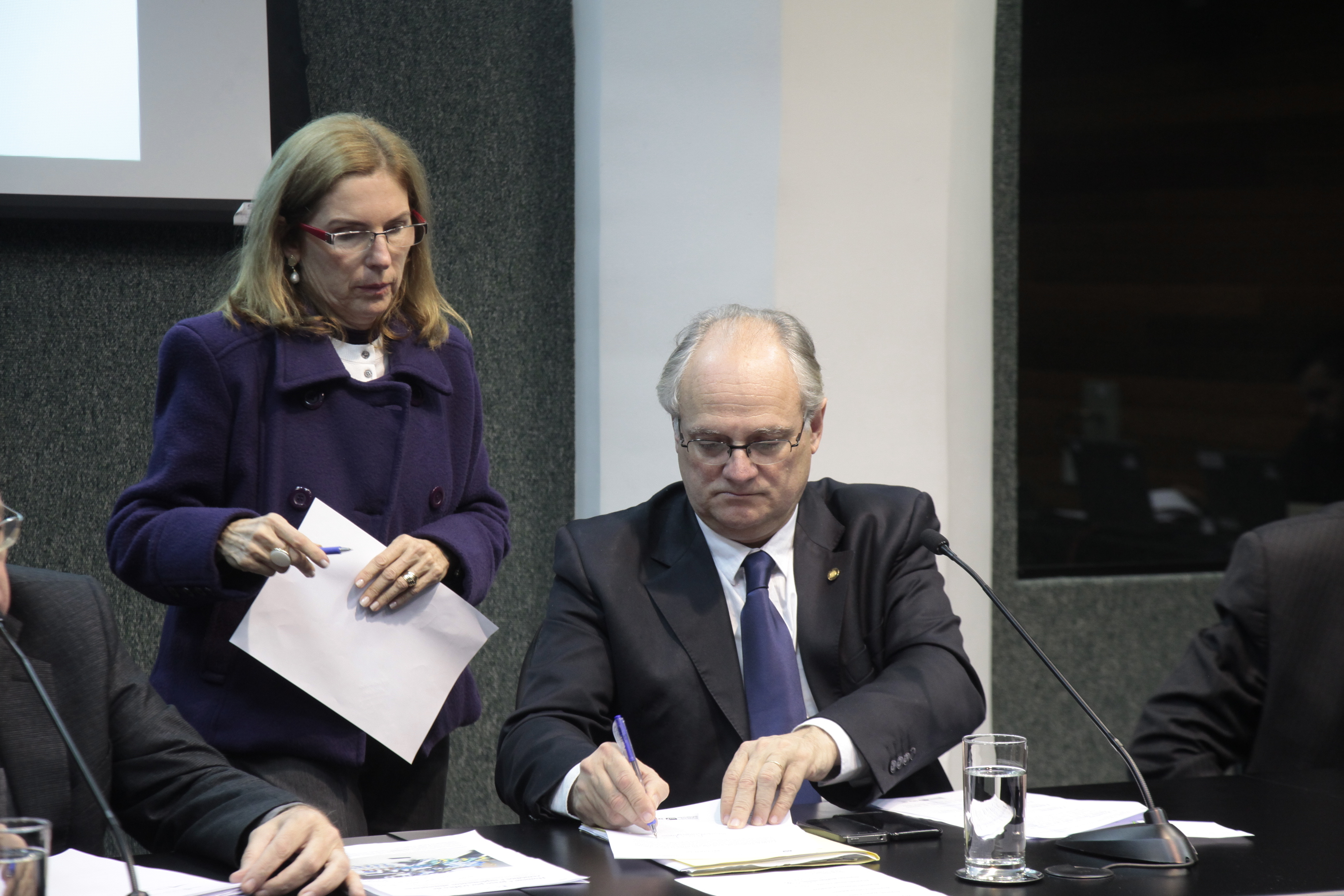 Reunião da Comissão Parlamentar de Inquérito para investigar a falsificação de medicamentos em Santa Catarina.