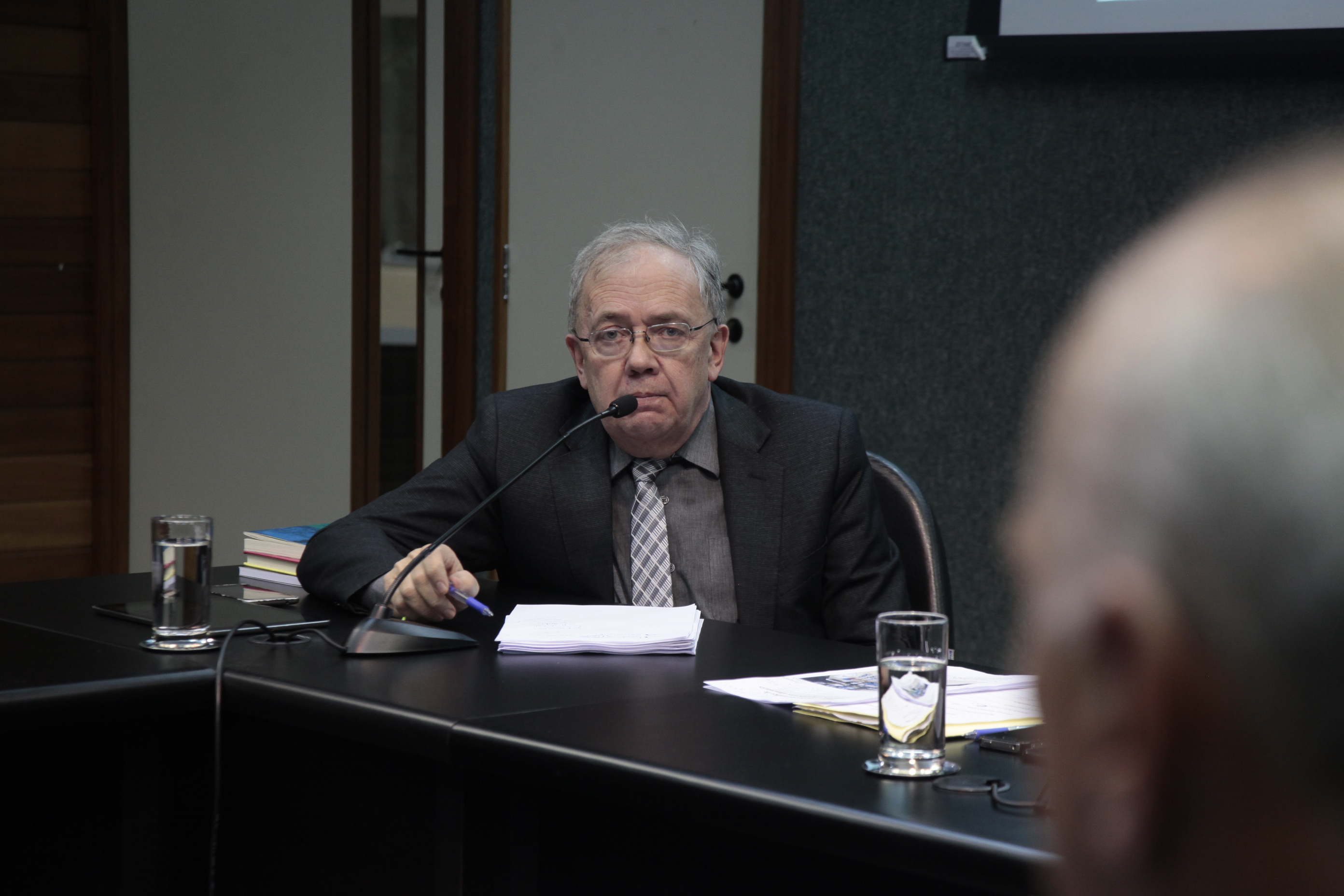 Reunião da Comissão Parlamentar de Inquérito para investigar a falsificação de medicamentos em Santa Catarina.