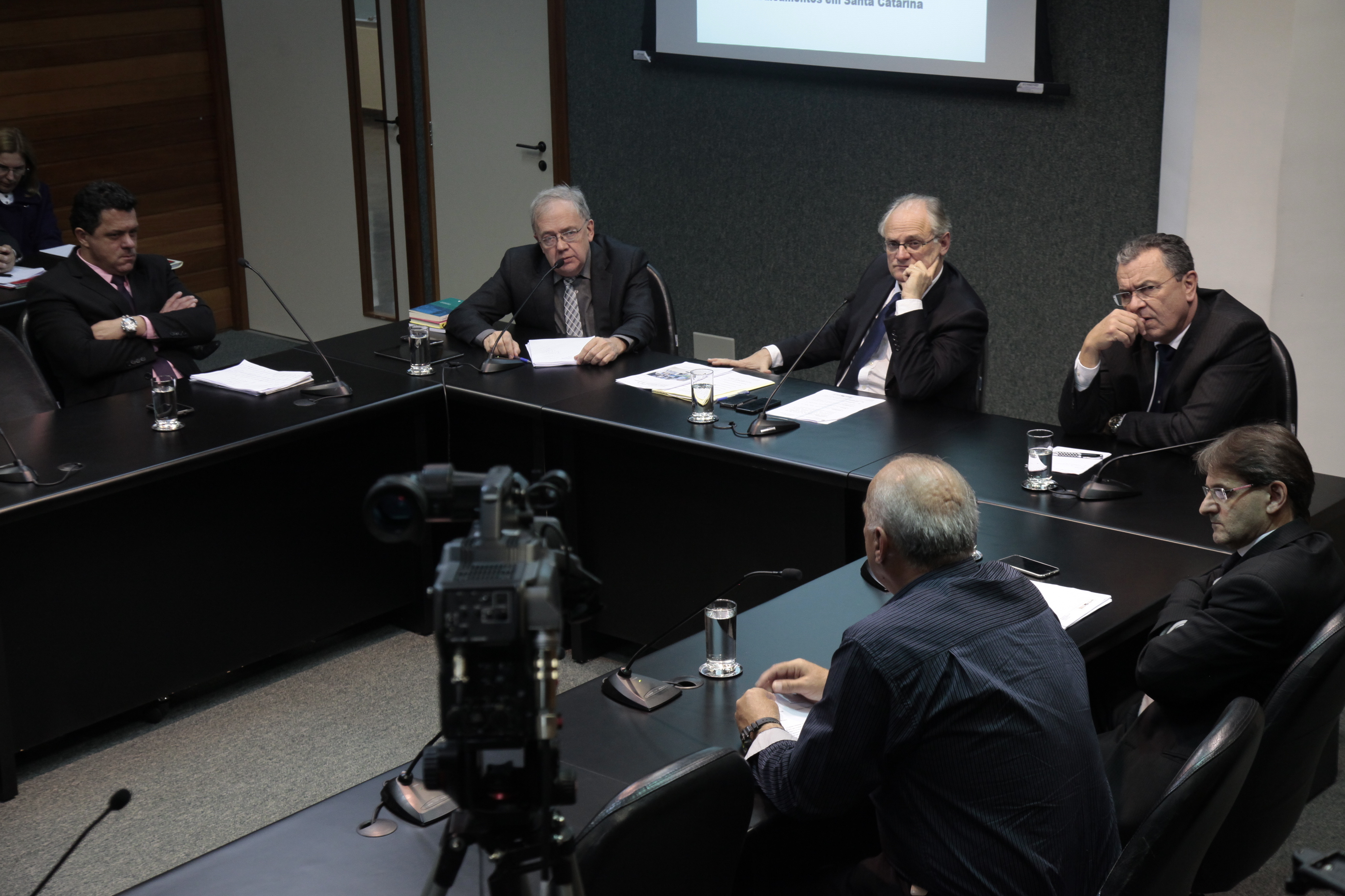 Reunião da Comissão Parlamentar de Inquérito para investigar a falsificação de medicamentos em Santa Catarina.