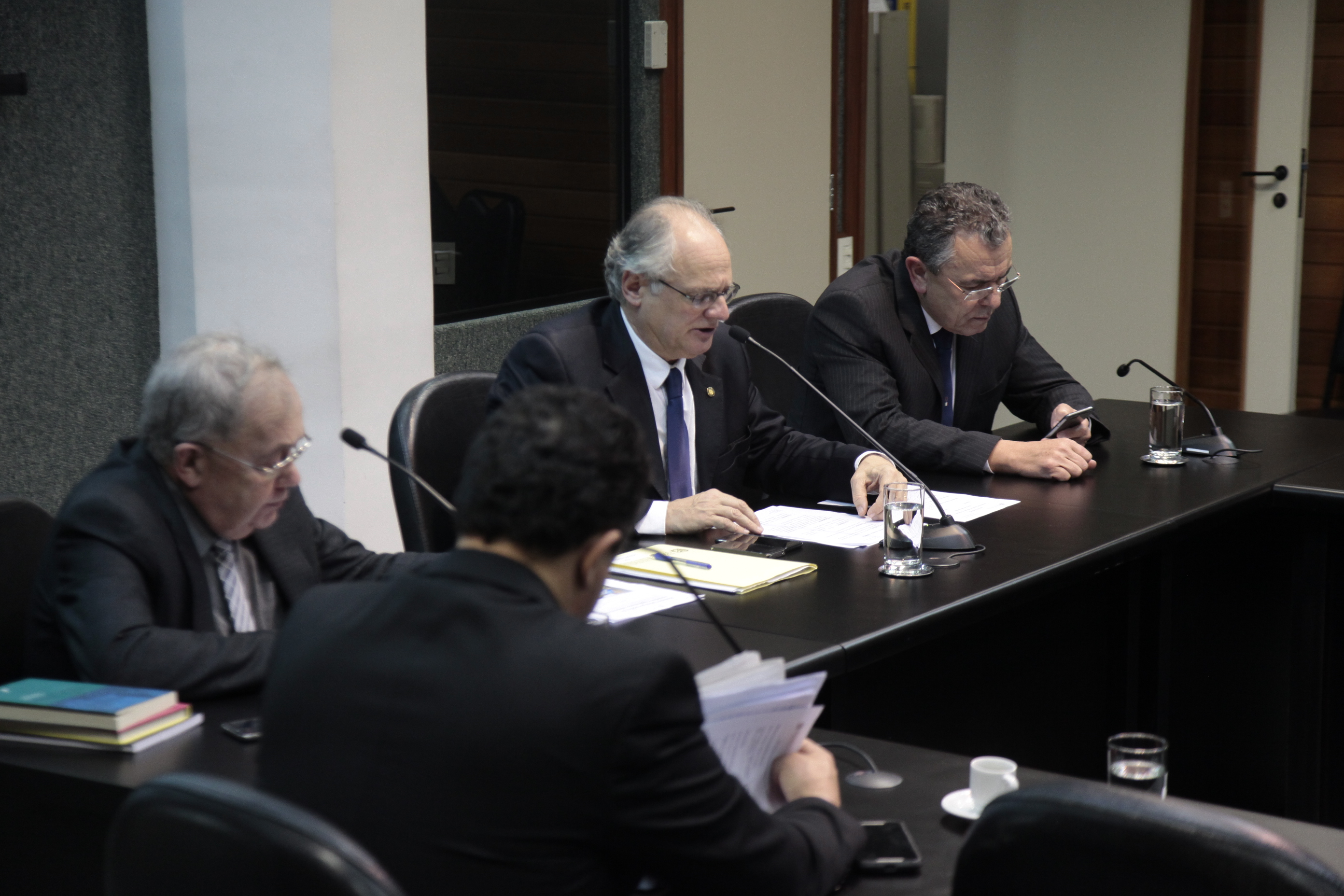Reunião da Comissão Parlamentar de Inquérito para investigar a falsificação de medicamentos em Santa Catarina.