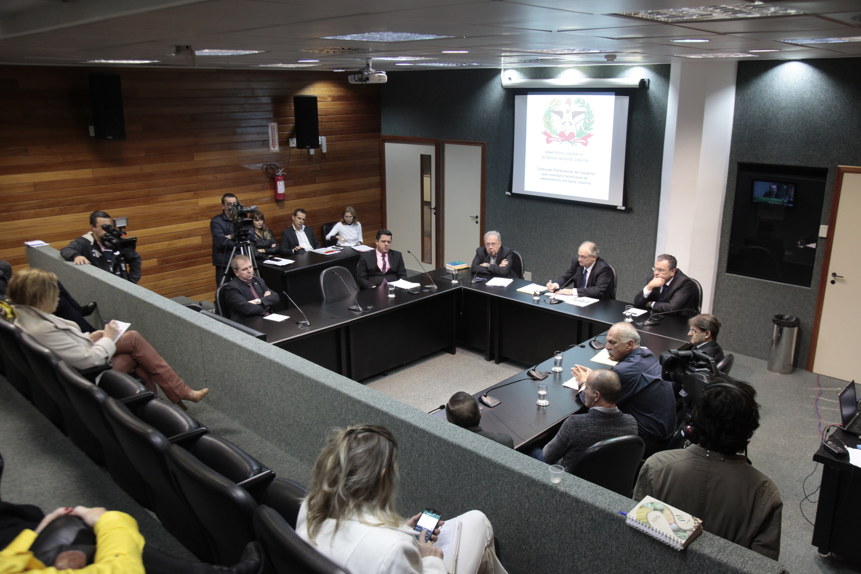 Reunião da Comissão Parlamentar de Inquérito para investigar a falsificação de medicamentos em Santa Catarina.