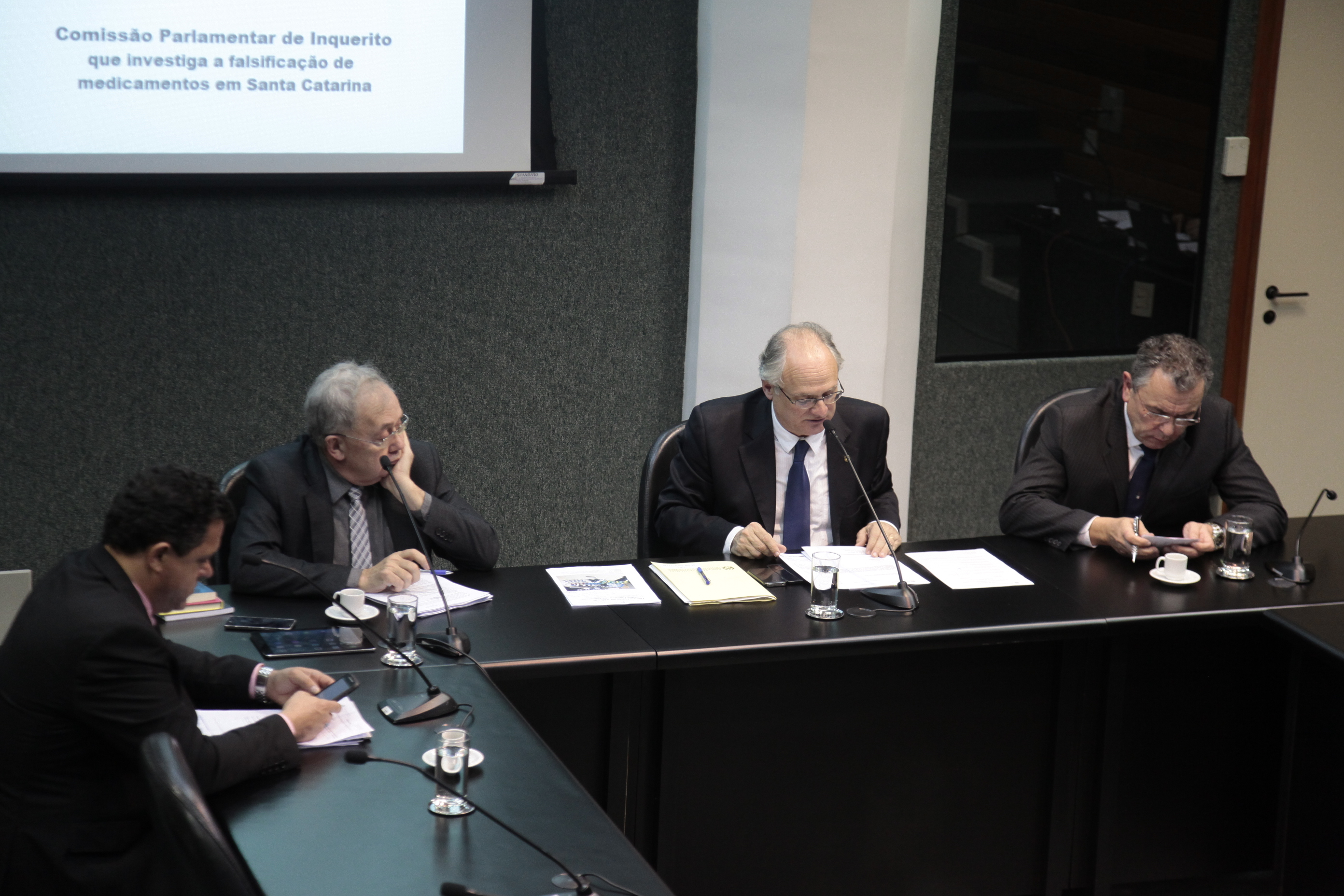 Reunião da Comissão Parlamentar de Inquérito para investigar a falsificação de medicamentos em Santa Catarina.