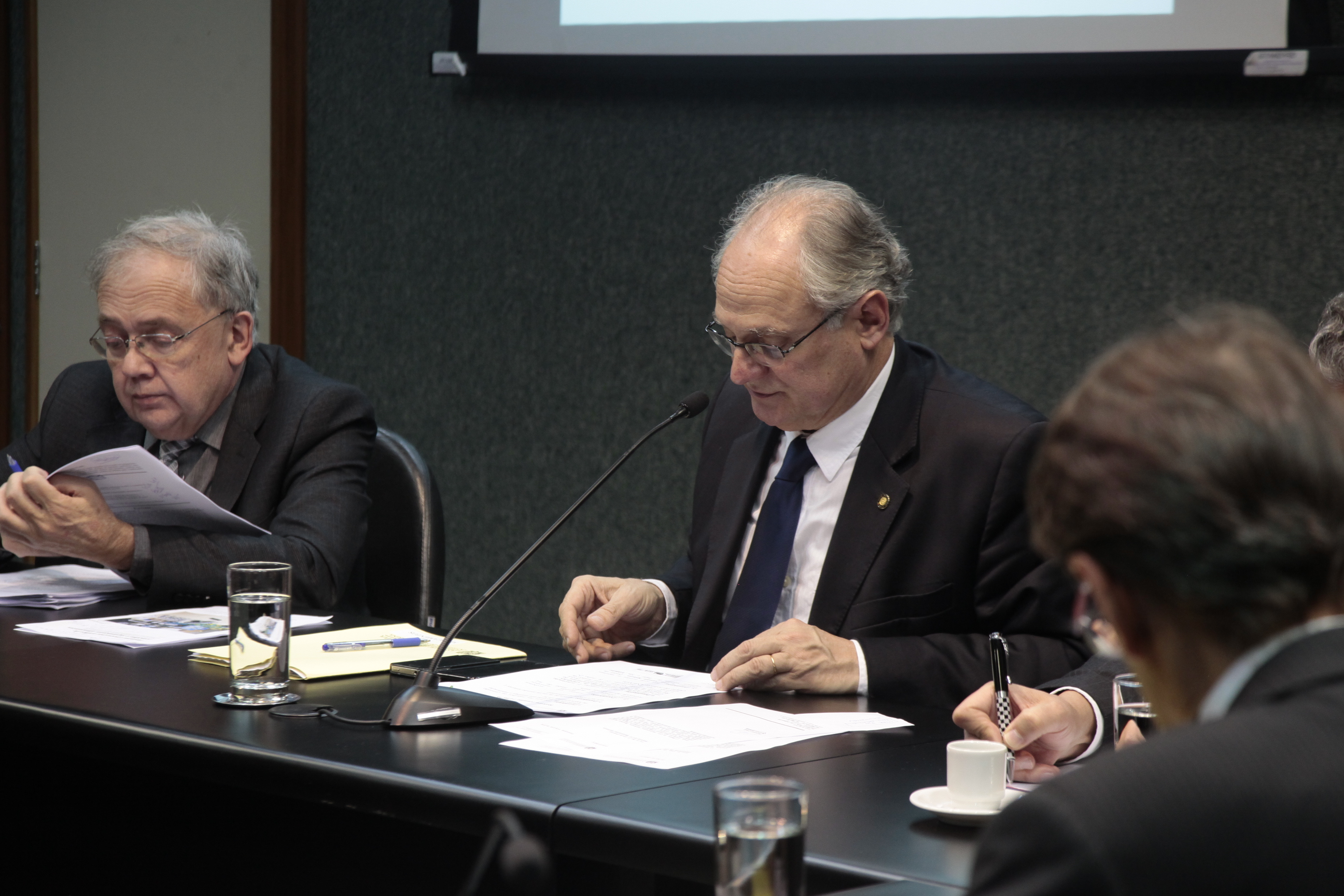 Reunião da Comissão Parlamentar de Inquérito para investigar a falsificação de medicamentos em Santa Catarina.