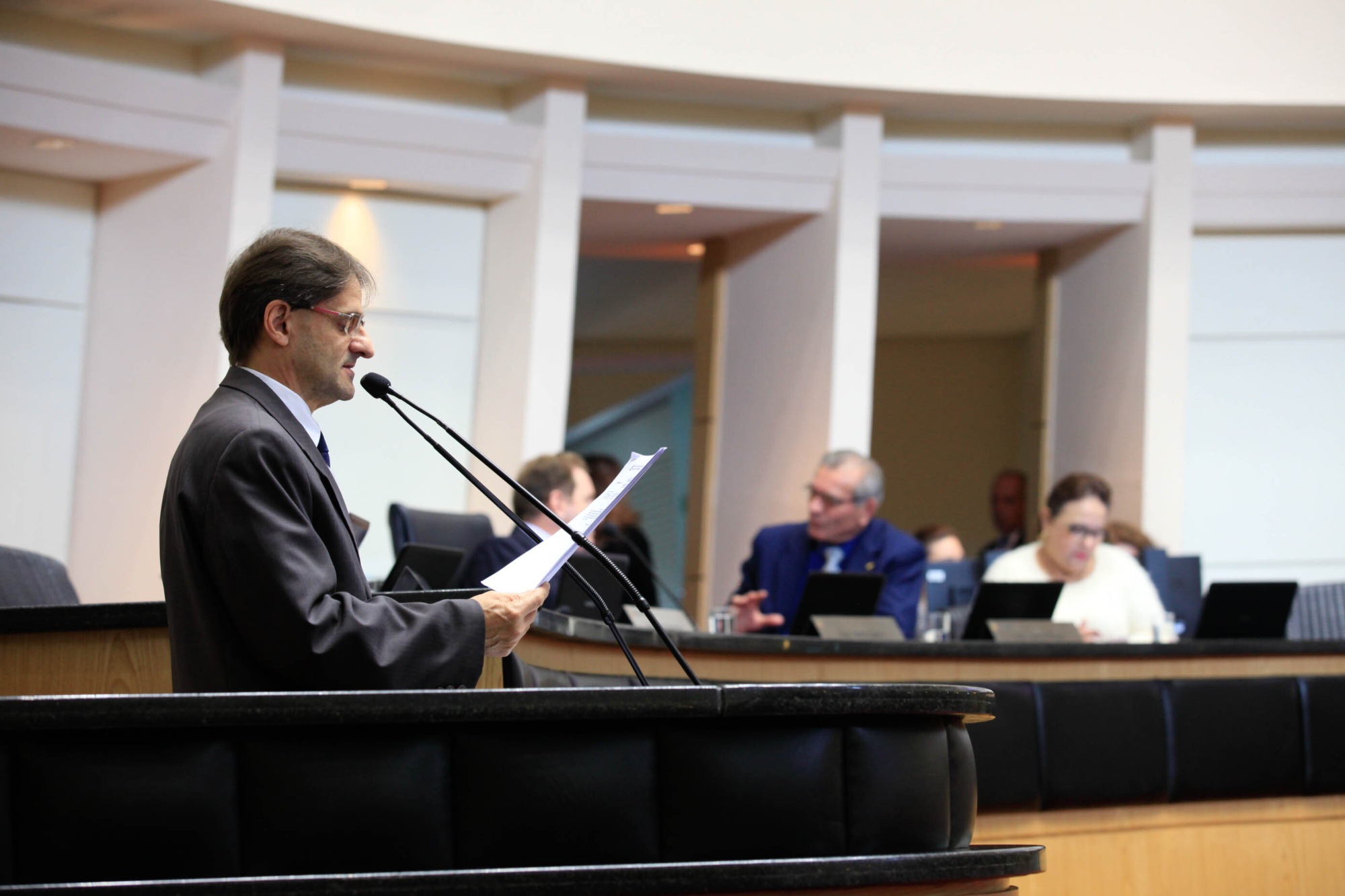 Deputado critica fechamento de unidades da Receita Federal no estado