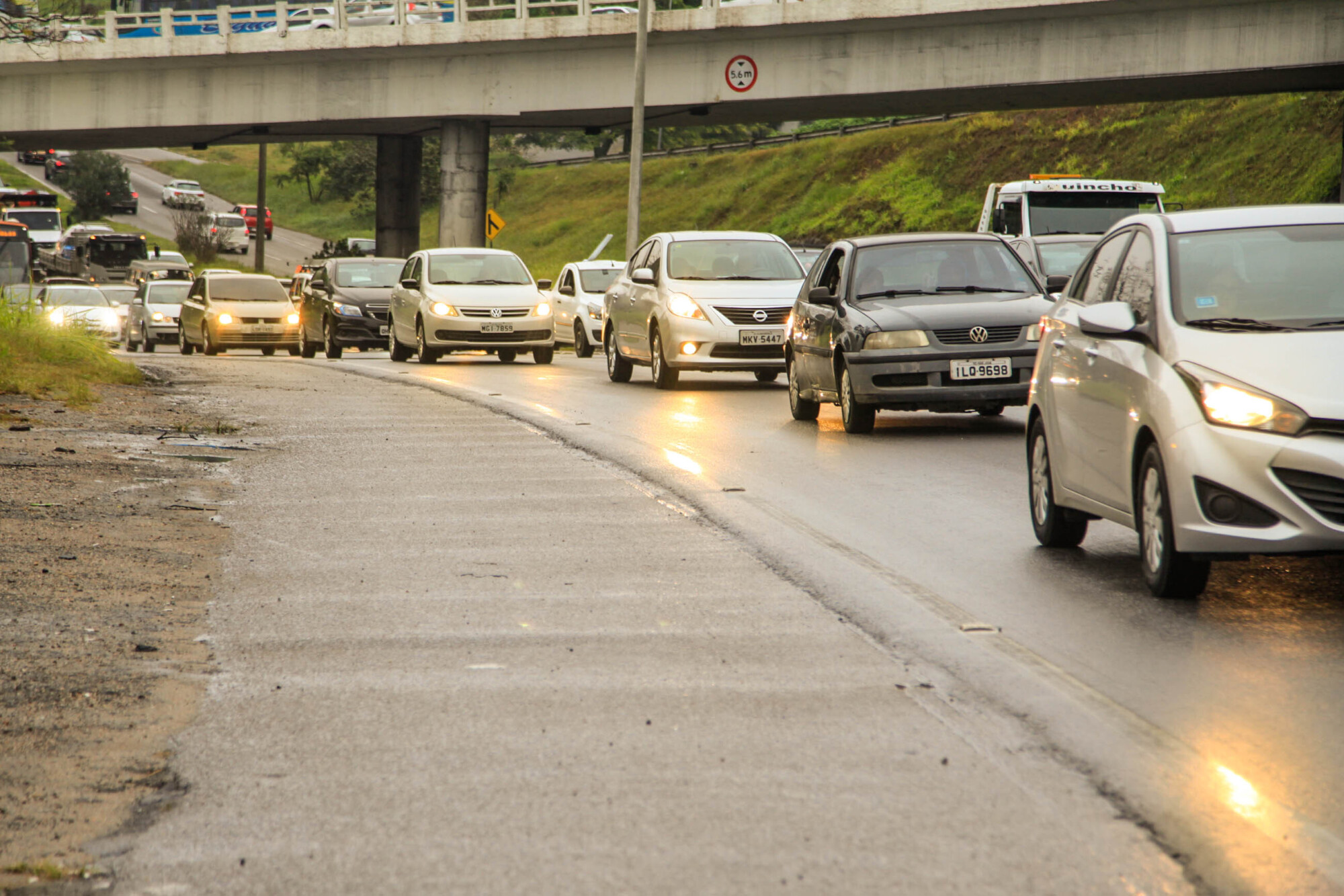 Uso obrigatório de farol baixo em rodovias passa a valer dia 8 de julho