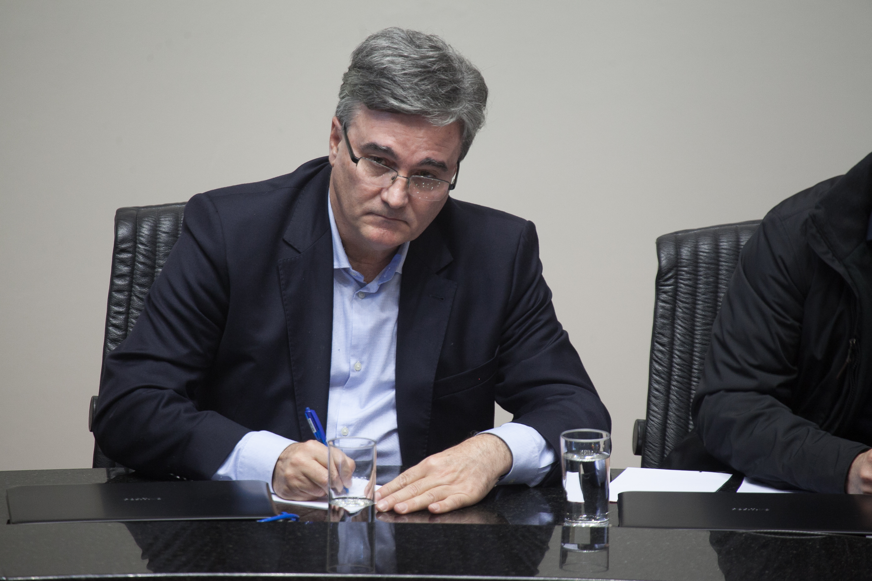 Audiência Publica discute a situação dos Beach Clubs na Praia de Jurerê Internacional. Carlos Leite ( Diretor da HABITASUL) Foto: Miriam Zomer/Agência AL