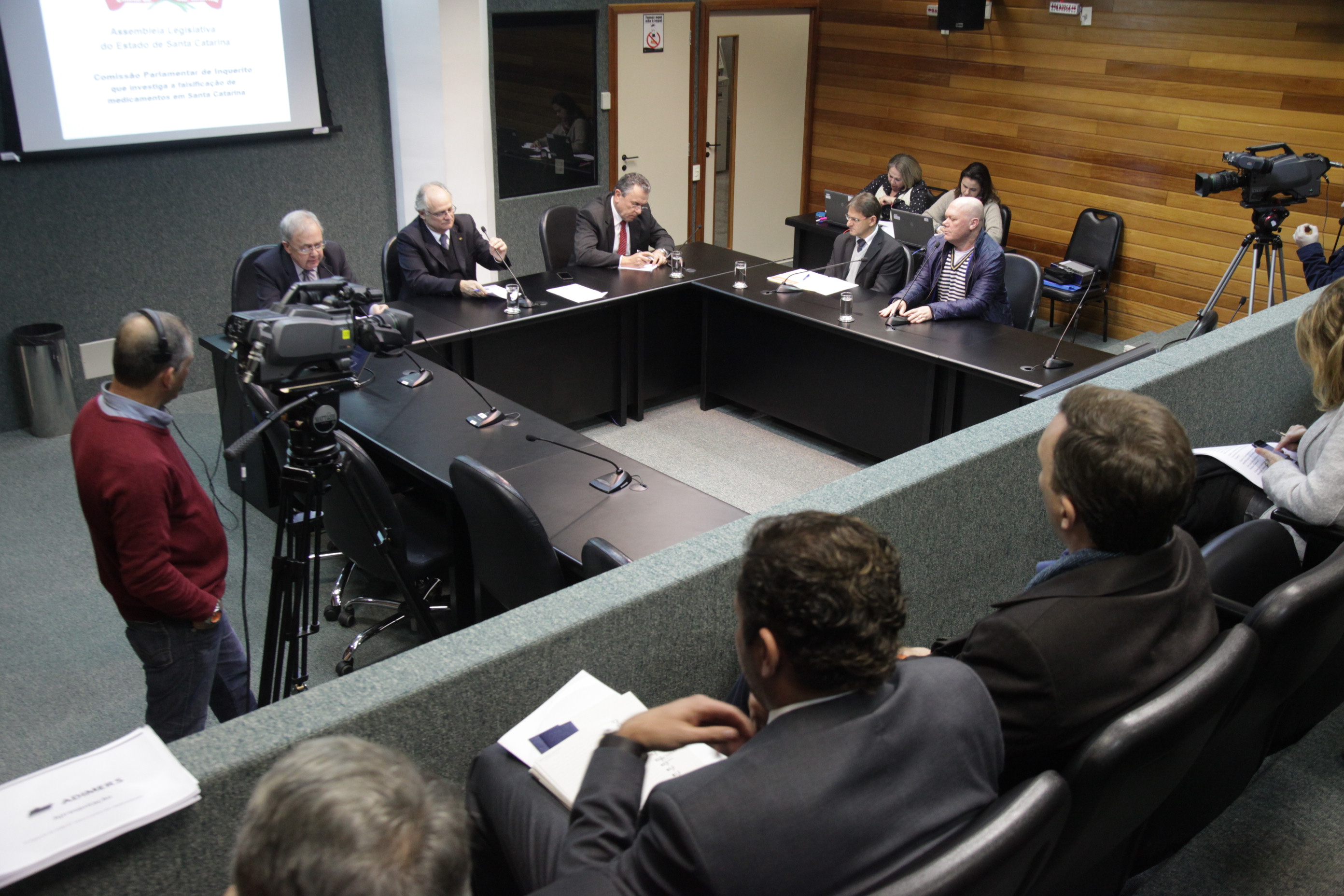 Reunião da Comissão Parlamentar de Inquérito para investigar a falsificação de medicamentos em Santa Catarina.