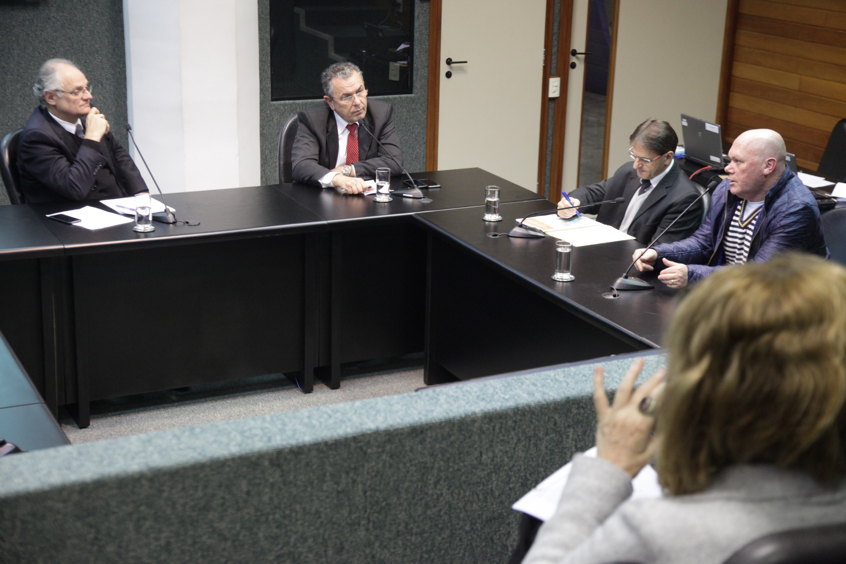 Reunião da Comissão Parlamentar de Inquérito para investigar a falsificação de medicamentos em Santa Catarina.