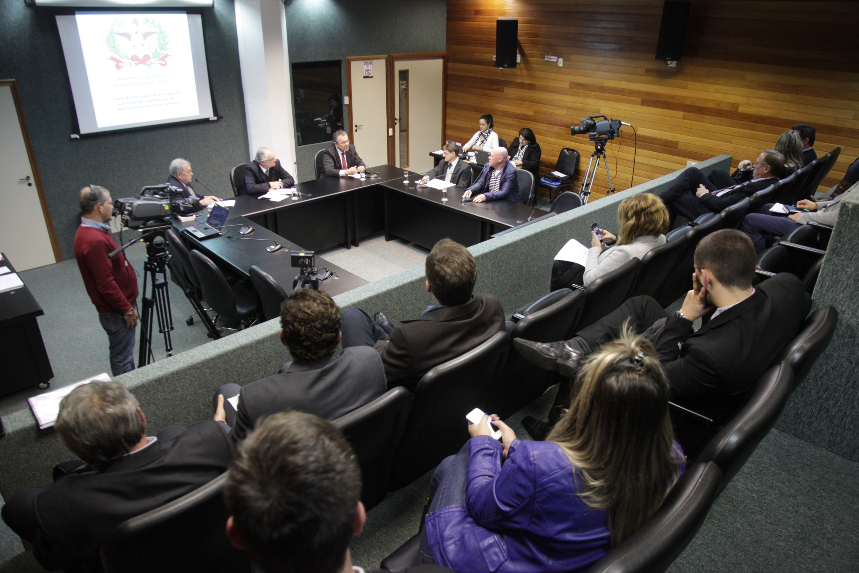 Reunião da Comissão Parlamentar de Inquérito para investigar a falsificação de medicamentos em Santa Catarina.