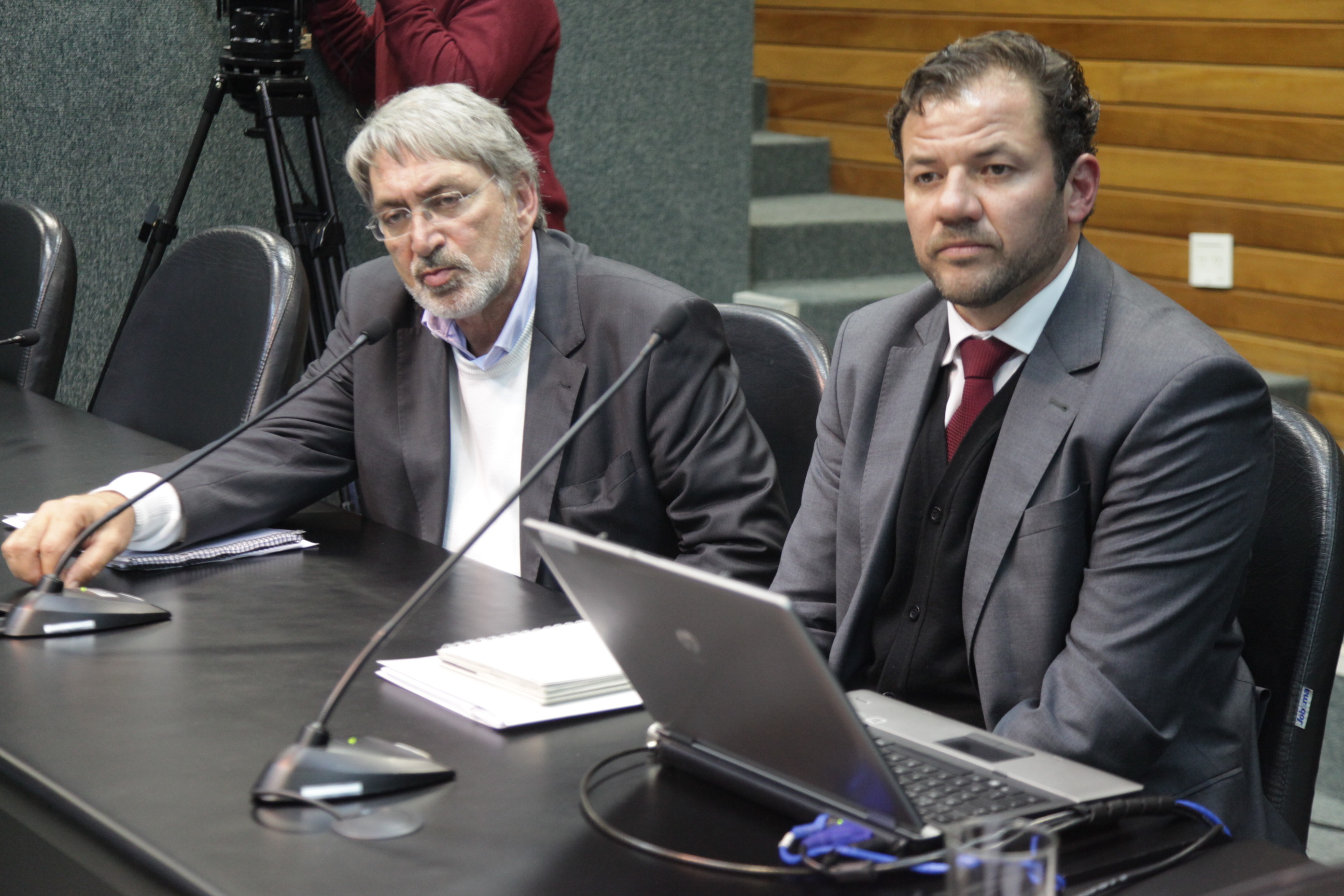 Reunião da Comissão Parlamentar de Inquérito para investigar a falsificação de medicamentos em Santa Catarina.