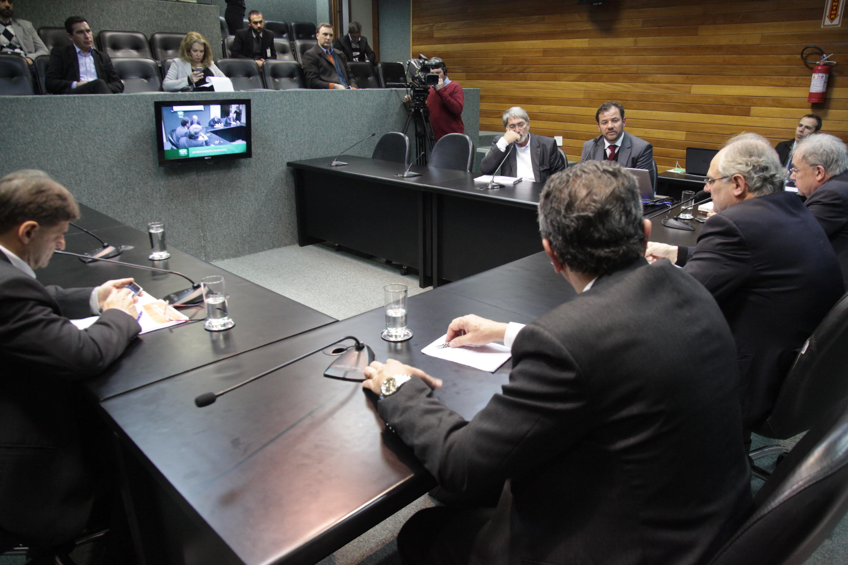 Reunião da Comissão Parlamentar de Inquérito para investigar a falsificação de medicamentos em Santa Catarina.