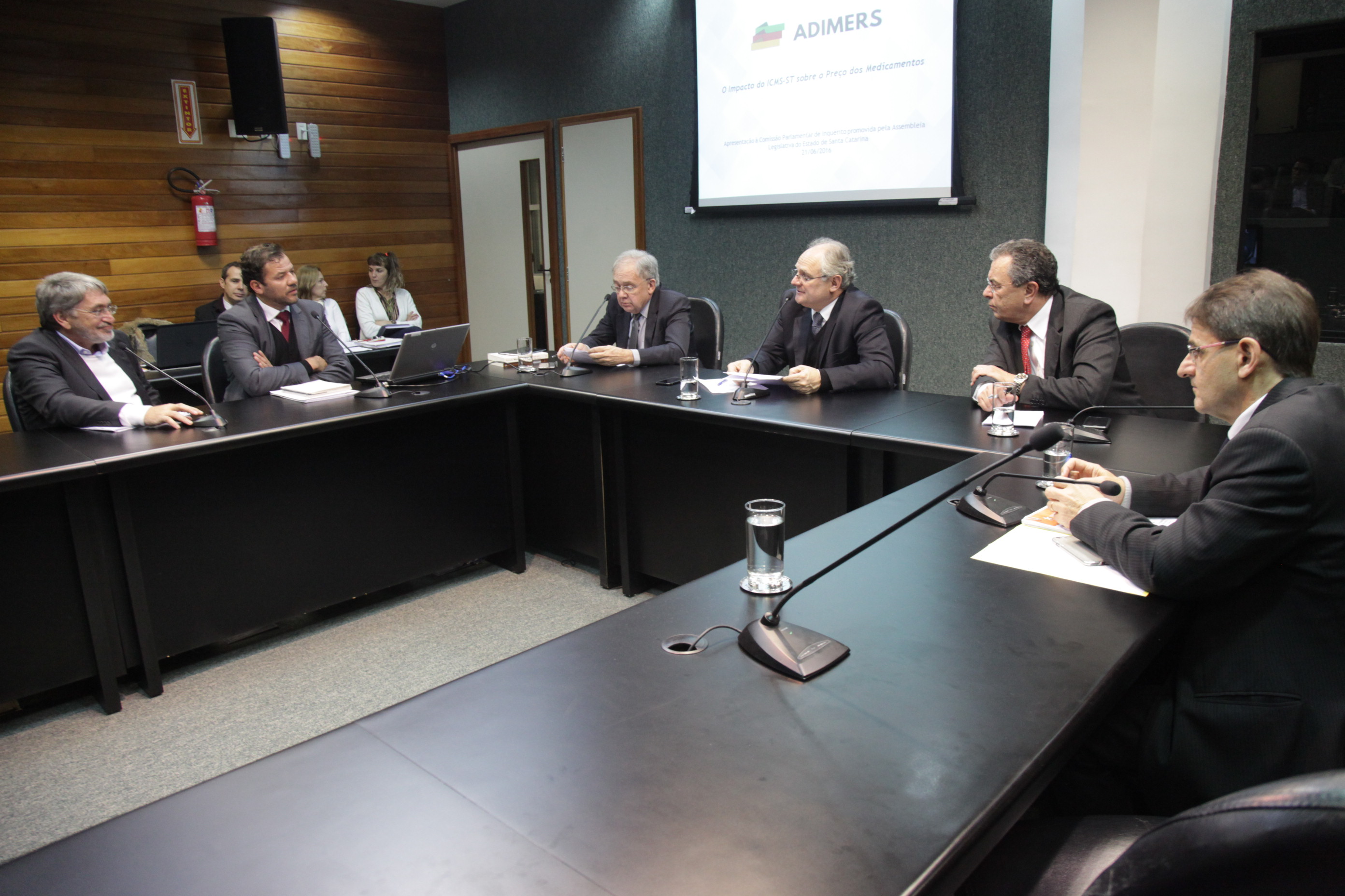 Reunião da Comissão Parlamentar de Inquérito para investigar a falsificação de medicamentos em Santa Catarina.