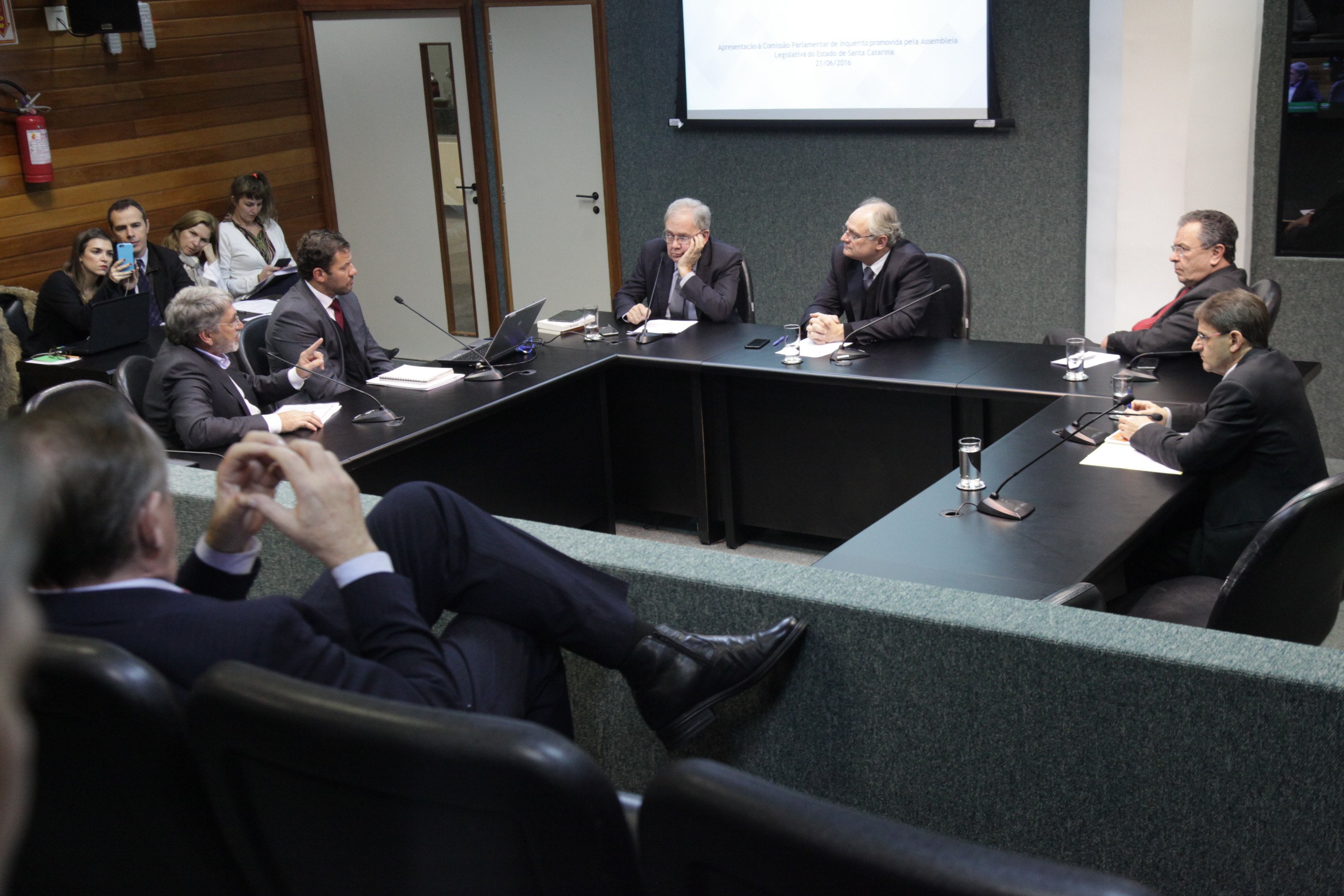 Reunião da Comissão Parlamentar de Inquérito para investigar a falsificação de medicamentos em Santa Catarina.