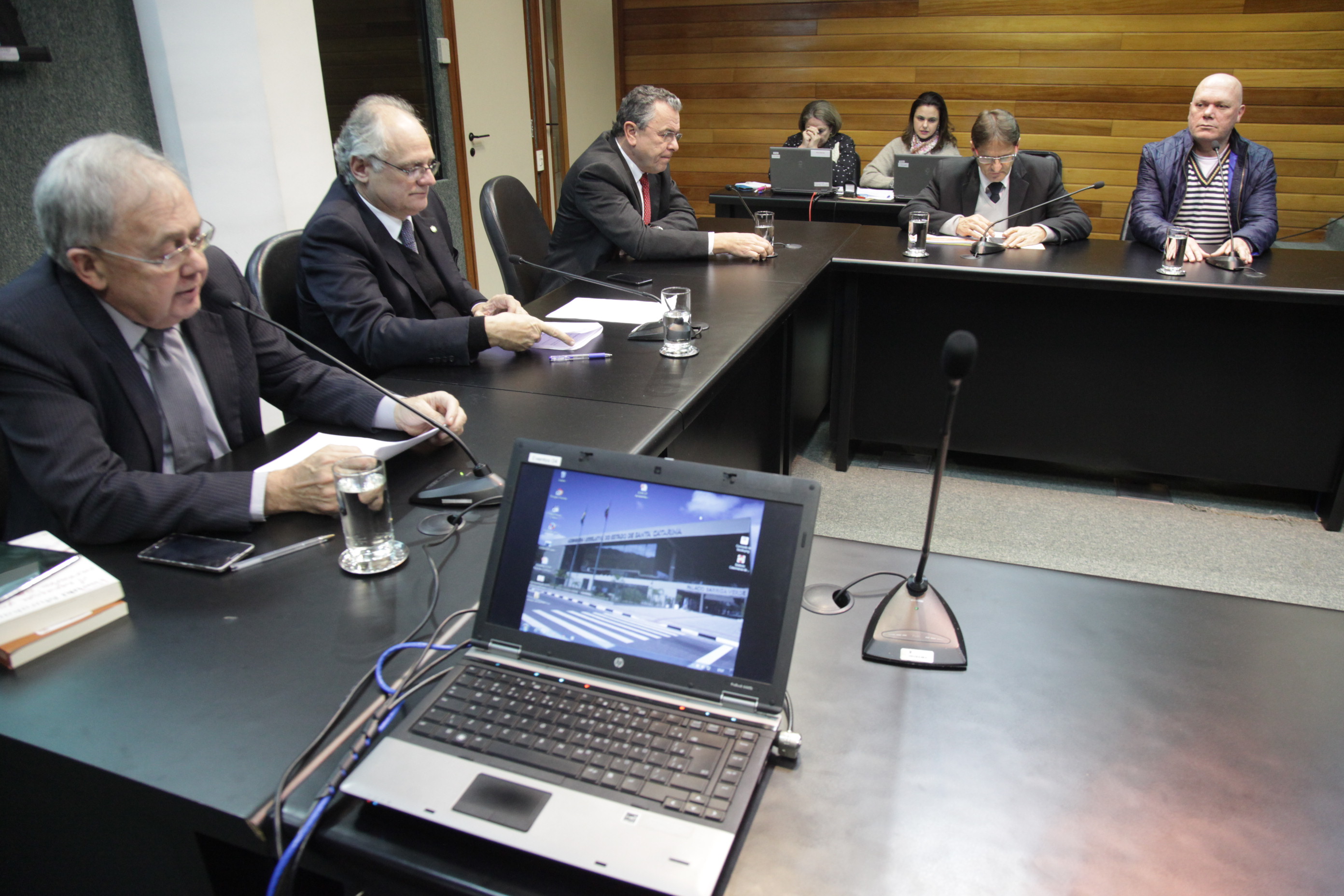 Reunião da Comissão Parlamentar de Inquérito para investigar a falsificação de medicamentos em Santa Catarina.