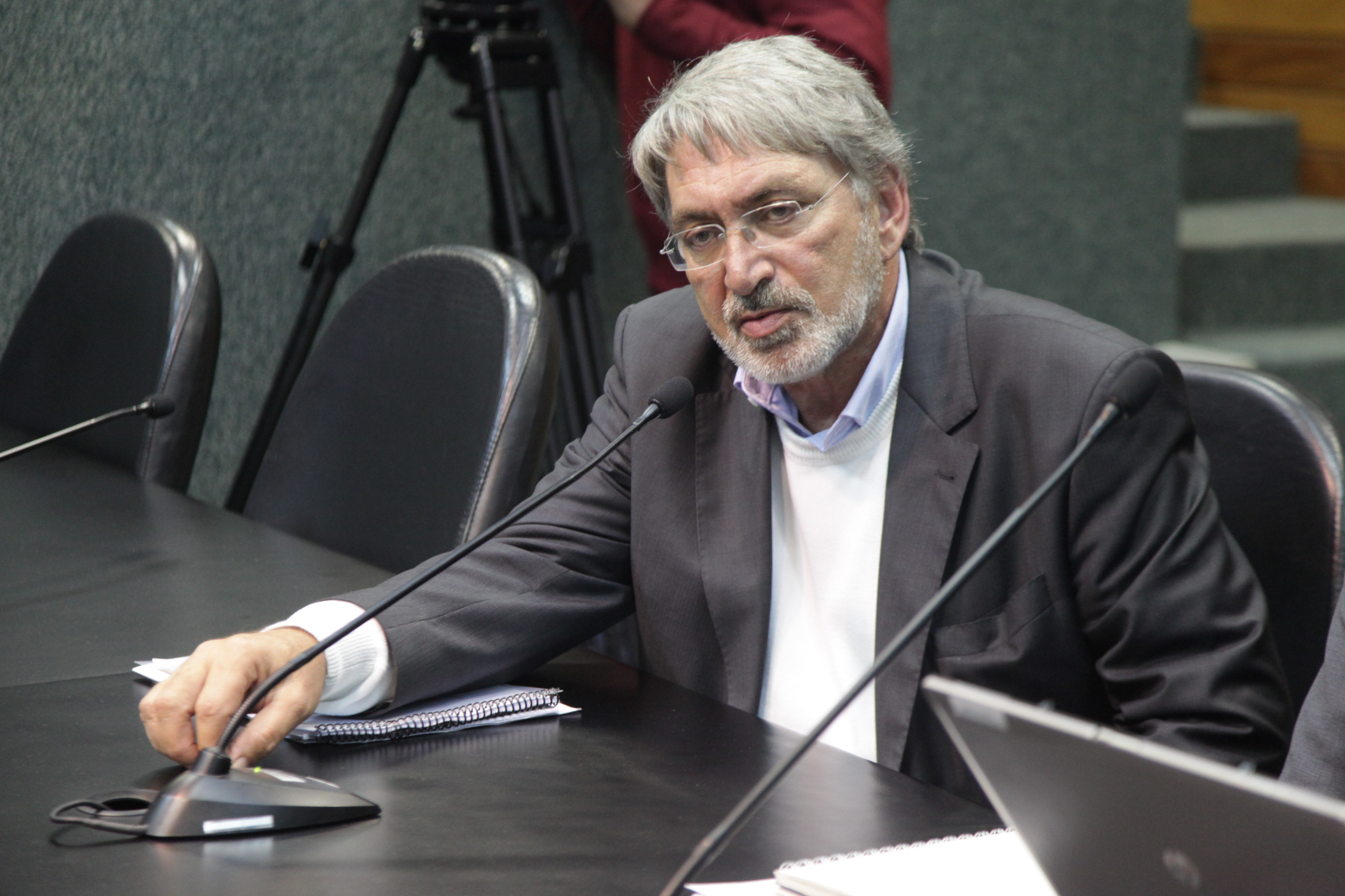 Reunião da Comissão Parlamentar de Inquérito para investigar a falsificação de medicamentos em Santa Catarina. Ilton Cavedon.