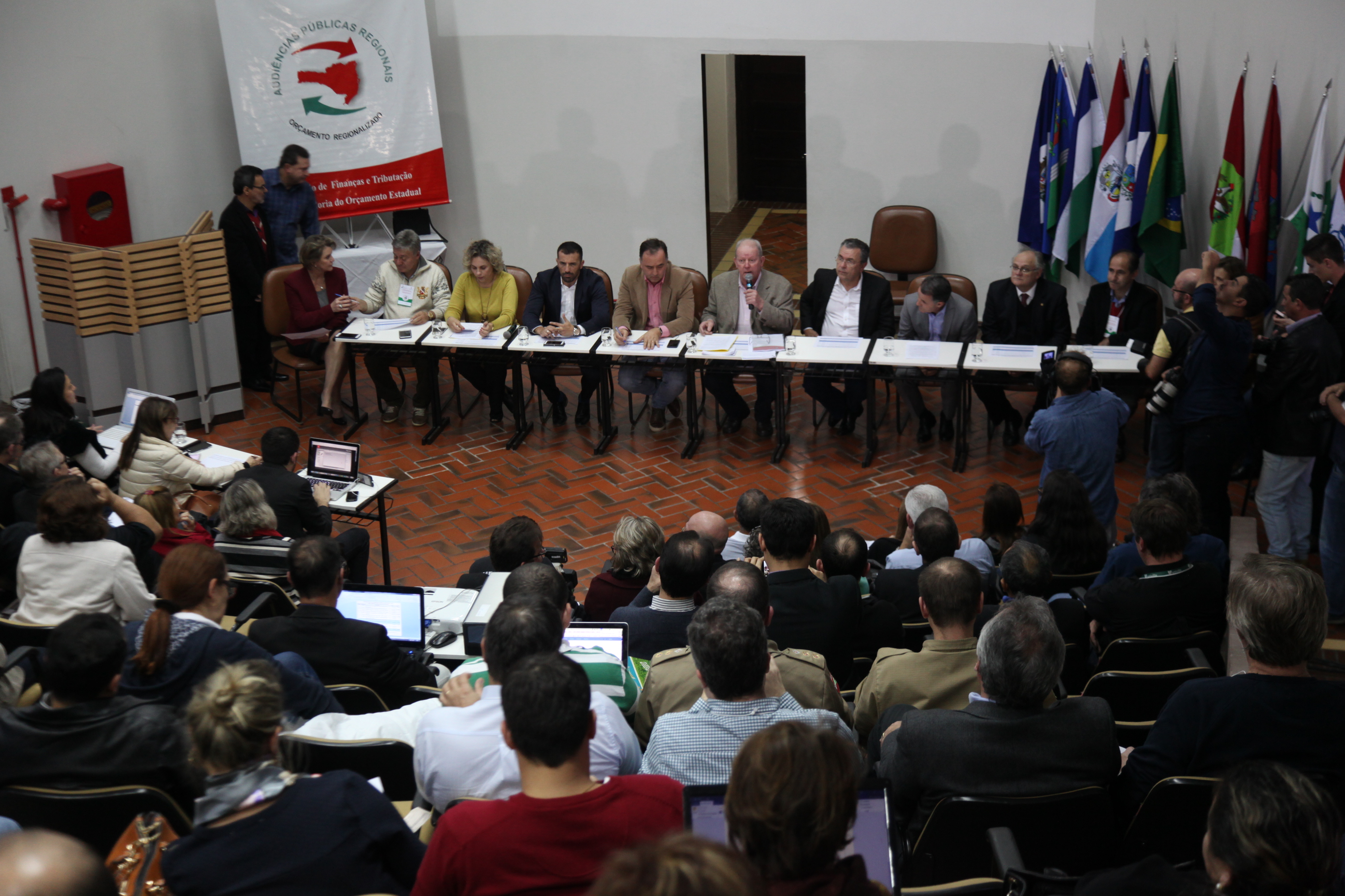 Audiência Pública Regional - Lei de Diretrizes Orçamentárias (LDO) 2016 para a Lei Orçamentária Anual (LOA) 2017 - Joinville/SC.