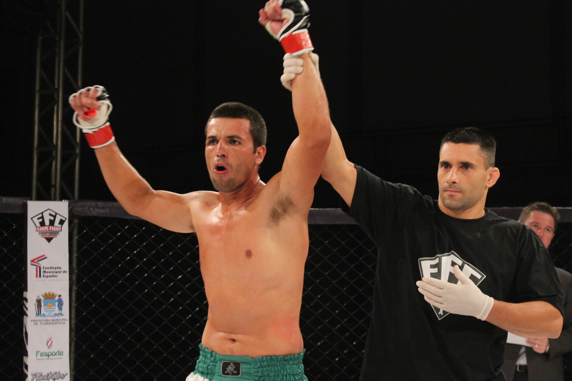 Garis de Florianópolis correm atrás do sonho de serem lutadores de MMA