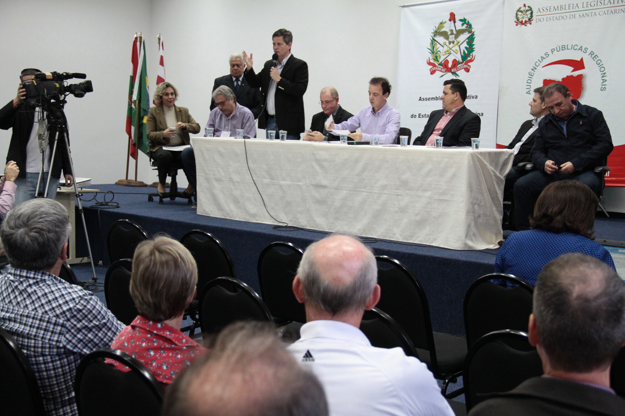 Audiência do OR em Blumenau com a presença da deputada Ana Paula Lima e dos deputados Jean Kuhlmann, Ismael dos Santos, Aldo Schneider e Ivan Naatz