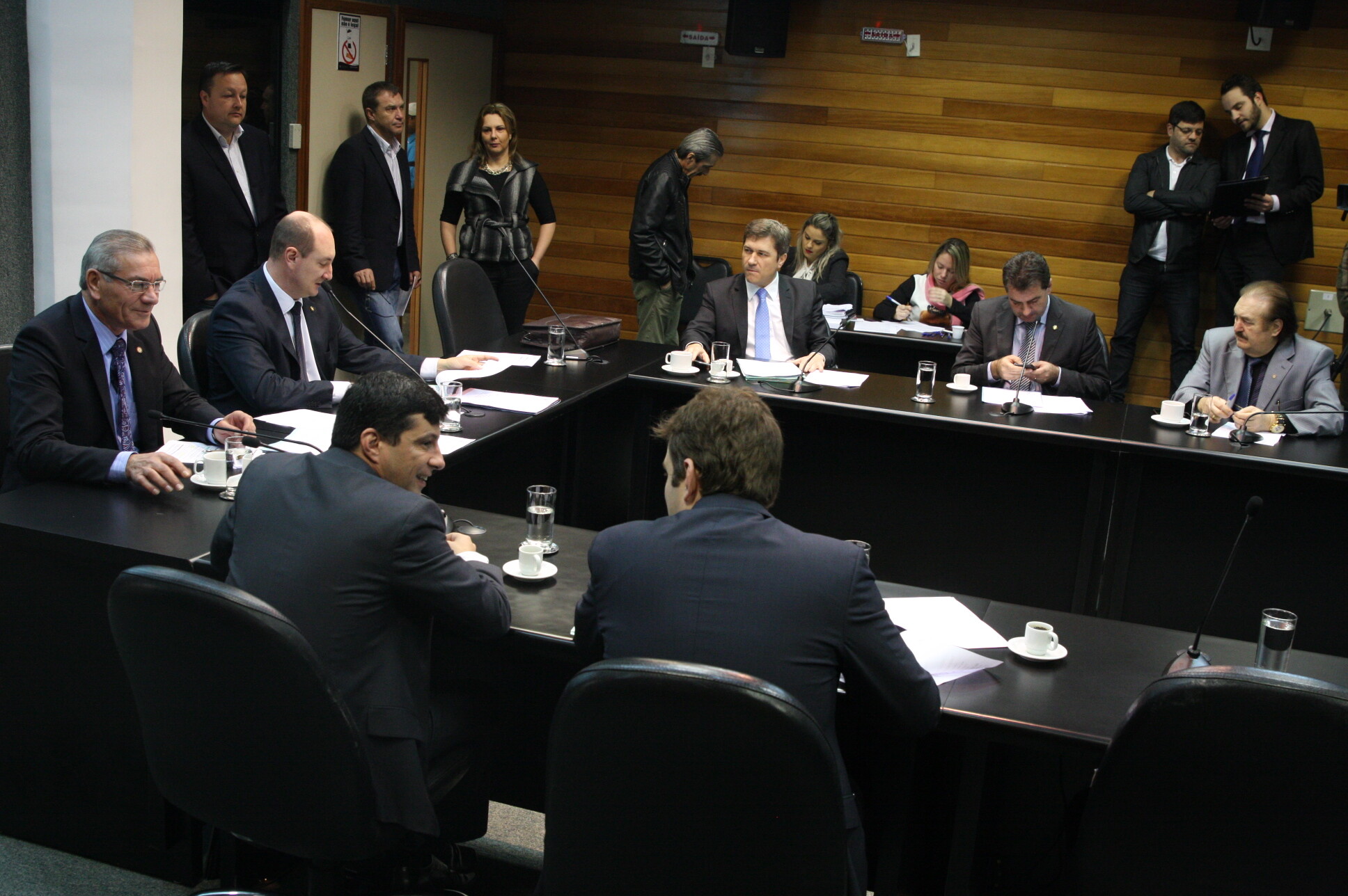 CCJ: aprovada instalação de telefones adaptados em estabelecimentos