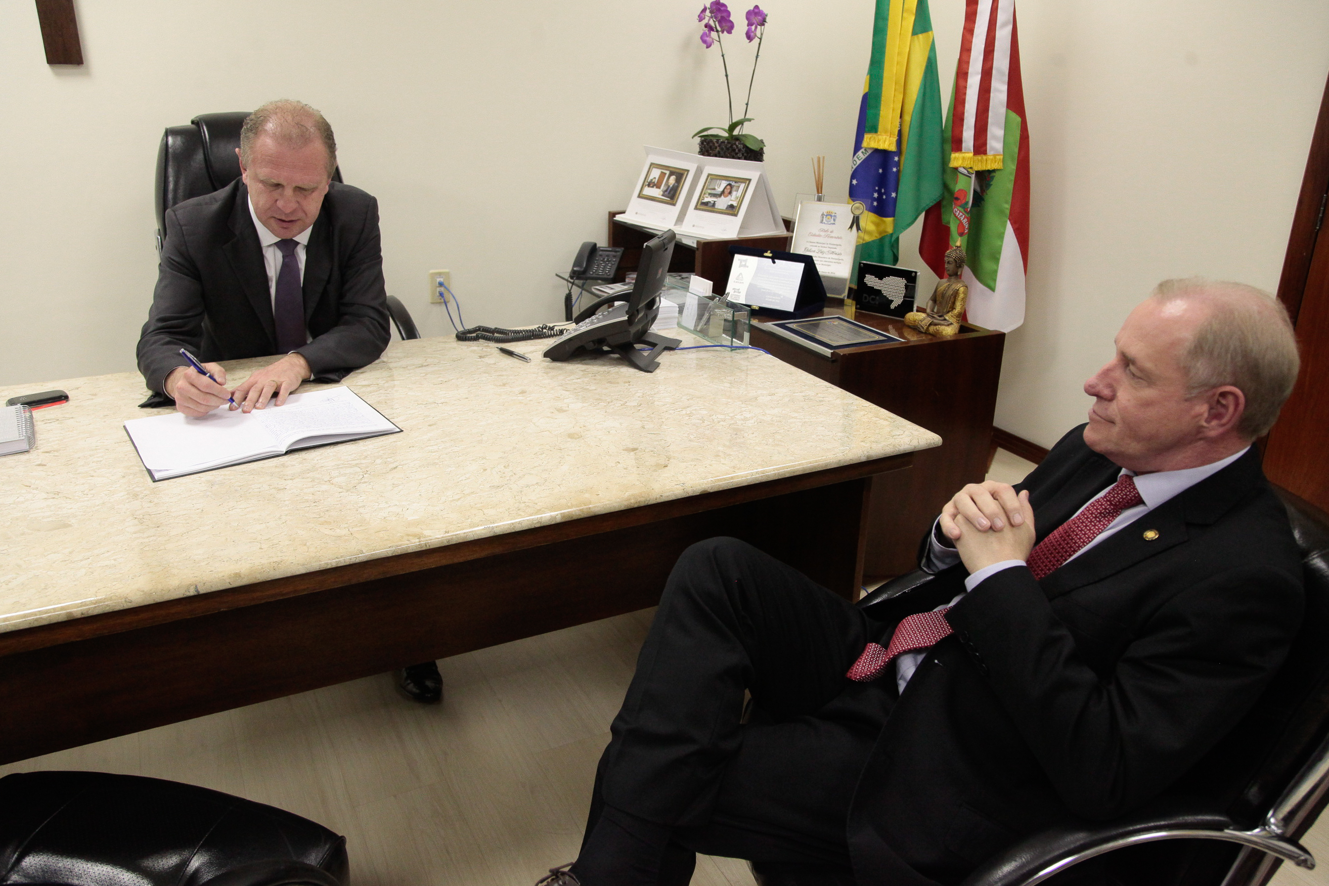 Deputado Aldo Schneider (PMDB) assume a Presidência da Assembleia.