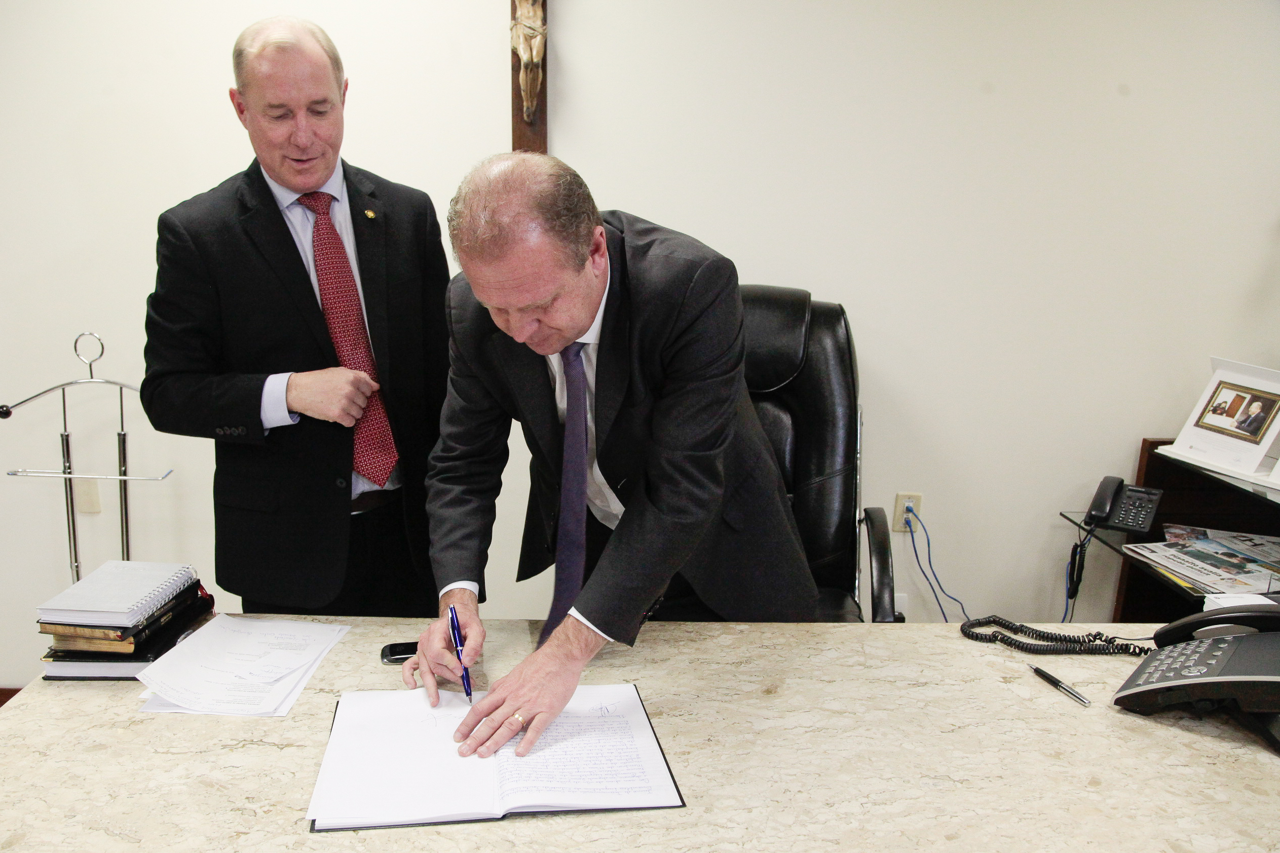 Deputado Aldo Schneider (PMDB) assume a Presidência da Assembleia.