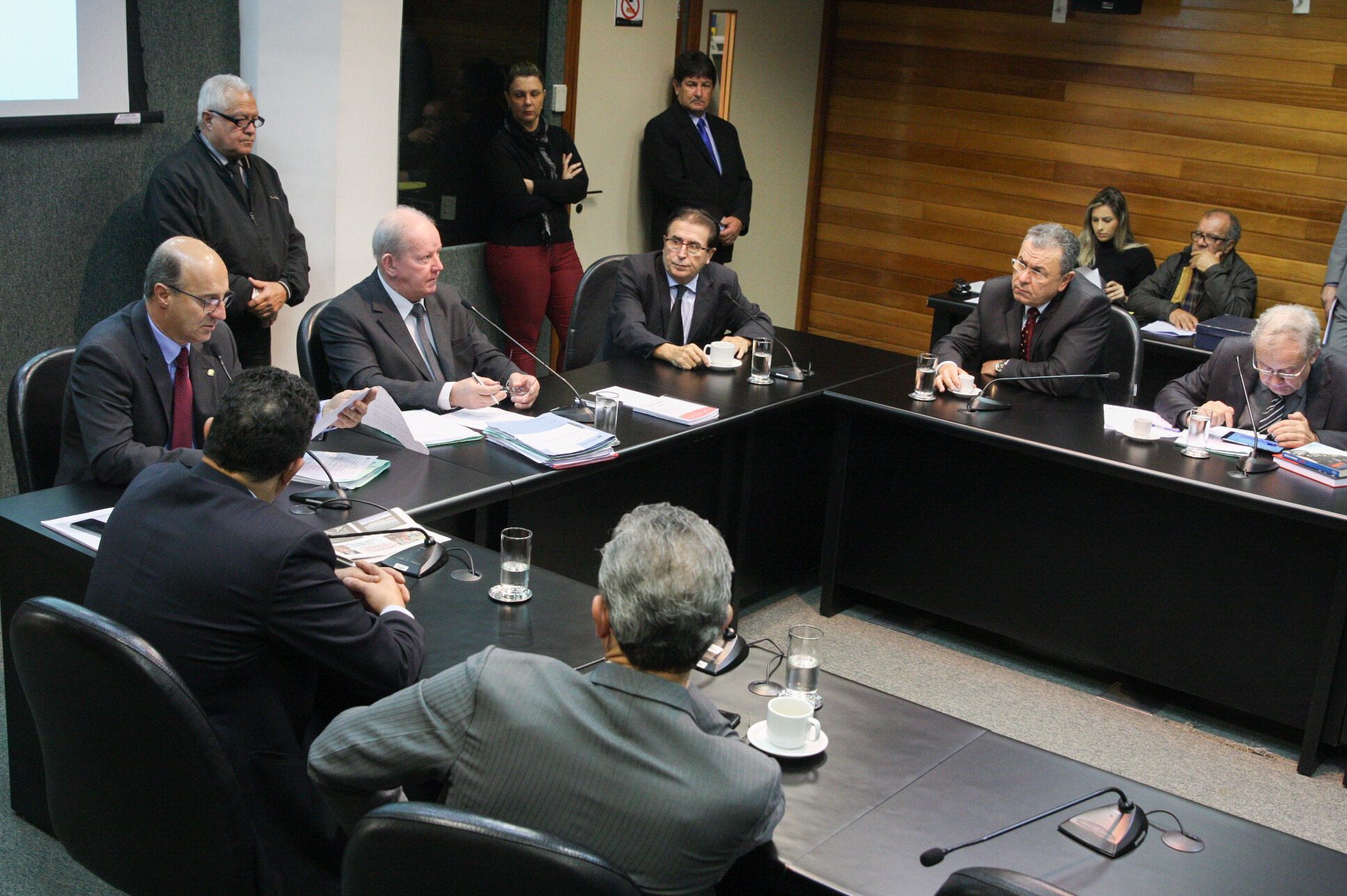 Comissão aprova PL que suspende auxílio-alimentação para servidor em licença