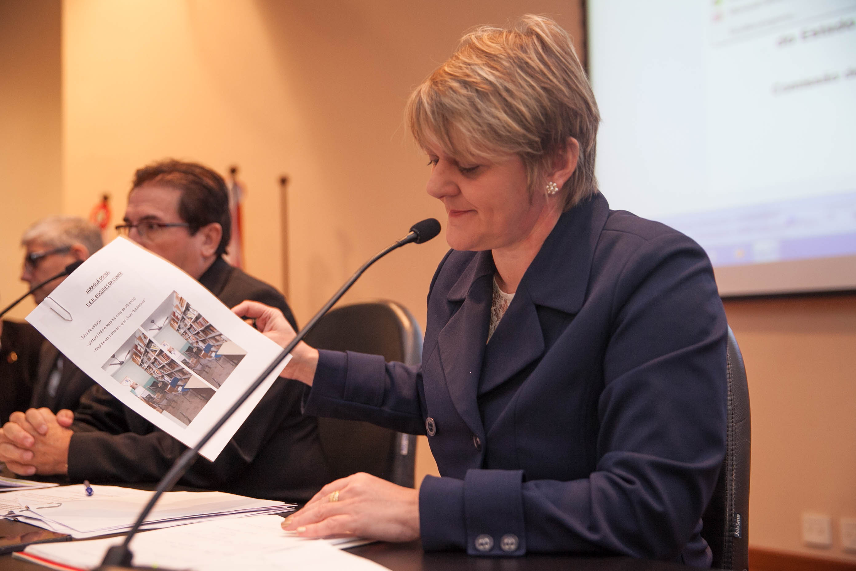 Deputada Luciane Carminatti (PT)  em Audiência Pública: Situação estrutural das escolas estaduais