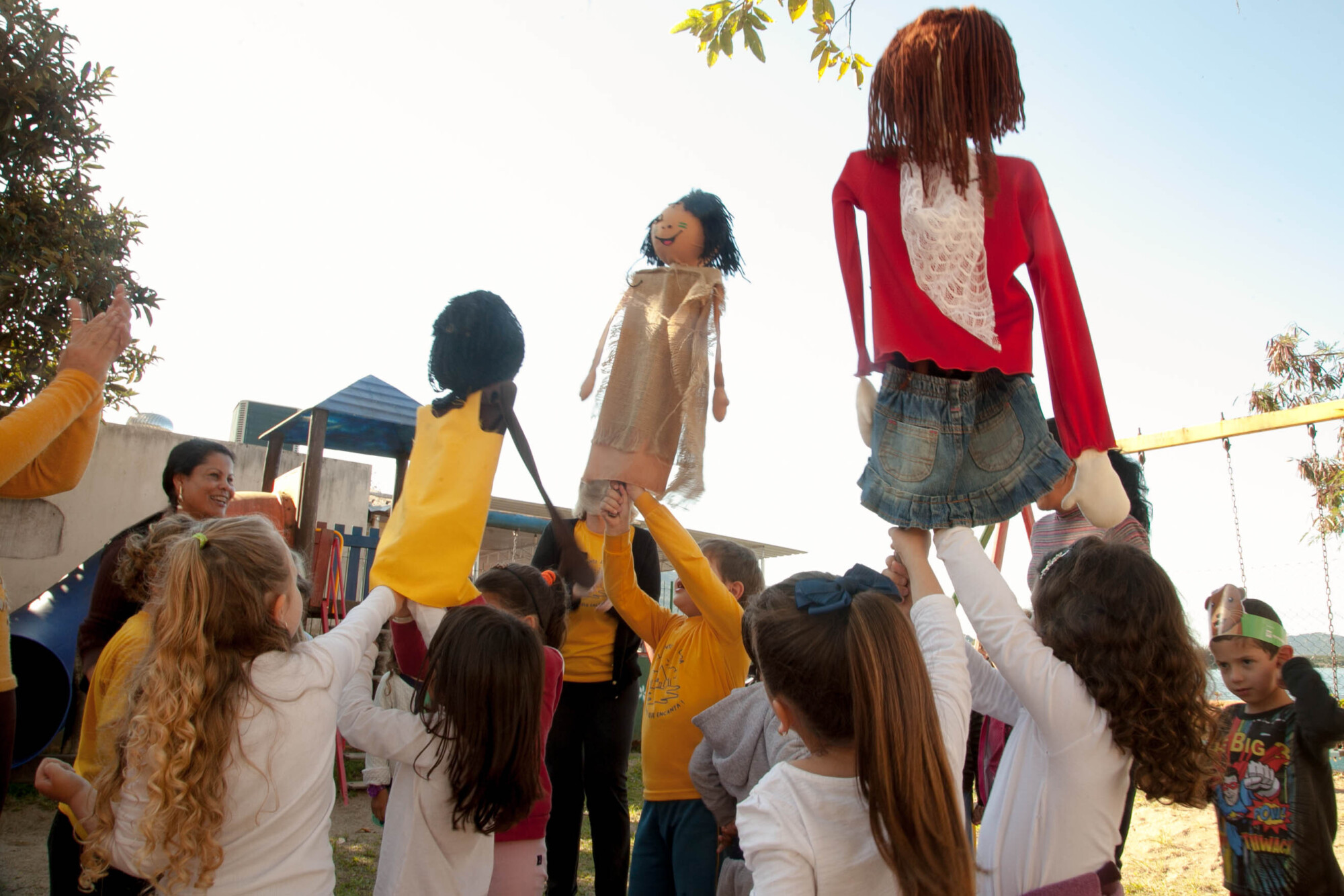 Bonecos Itá, Omí e Joana levam escola da Lagoa da Conceição a Portugal