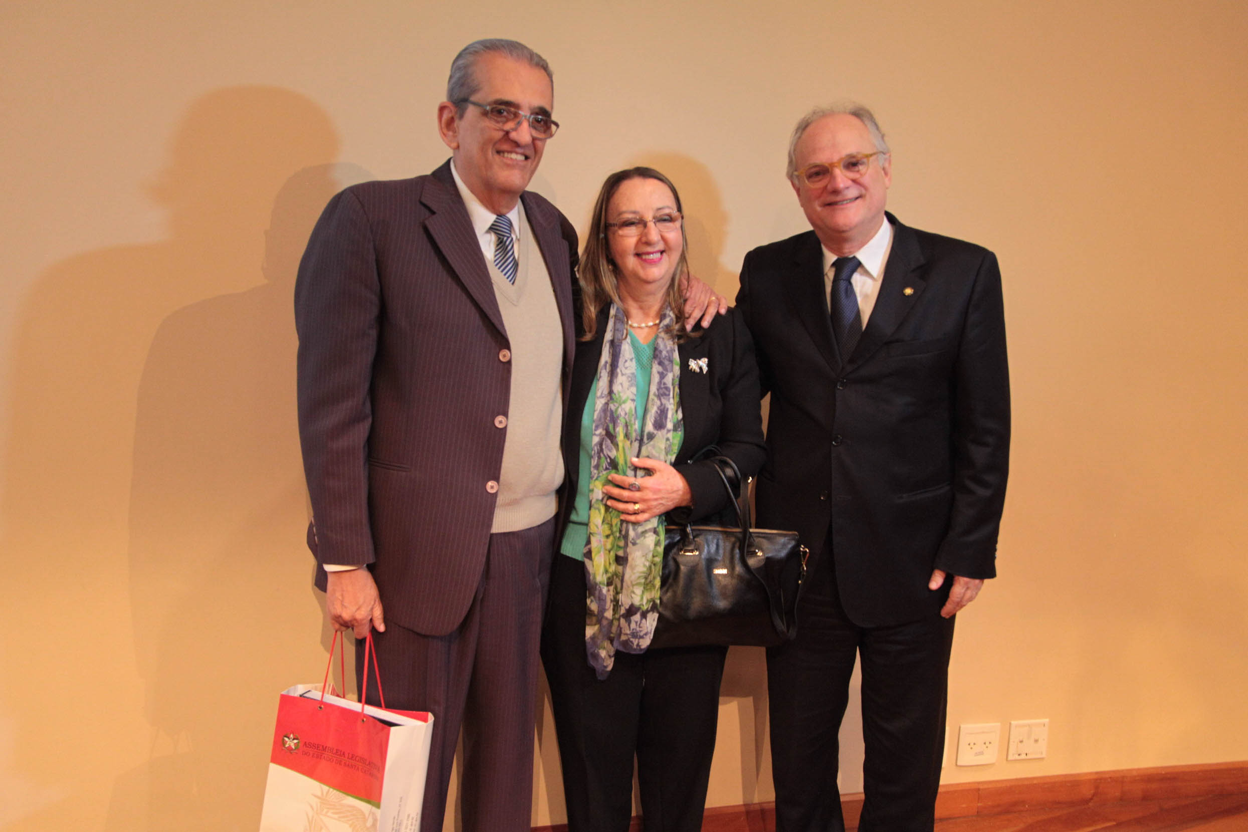 Paulo Roberto Medeiros, Denise Maria Espíndola e Deputado Vicente Caropreso (PSDB) em Lançamento do Seminário 
