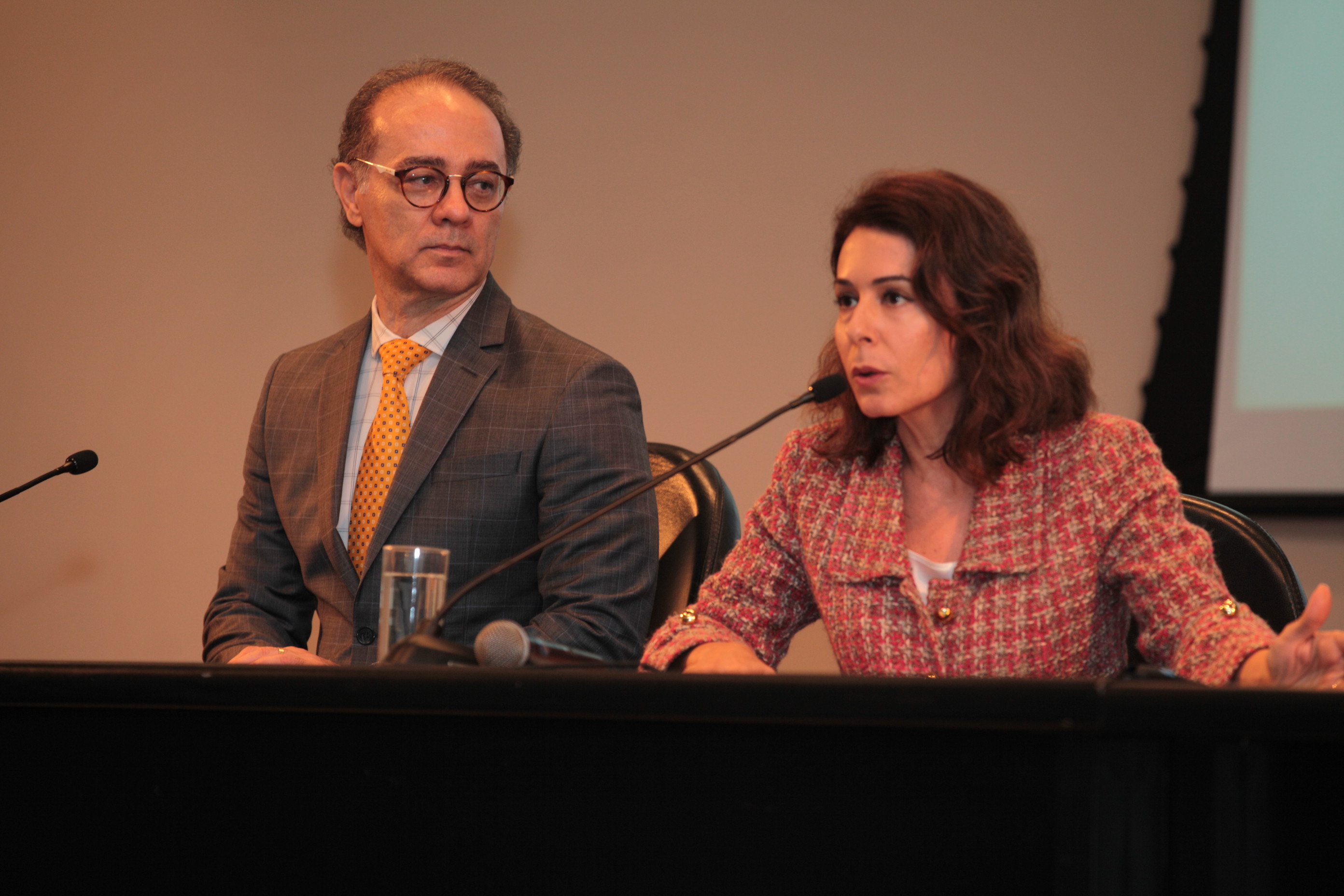 Dr. Hélio Braz Mendes e Priscilla Linhares Albino em Lançamento do Seminário 