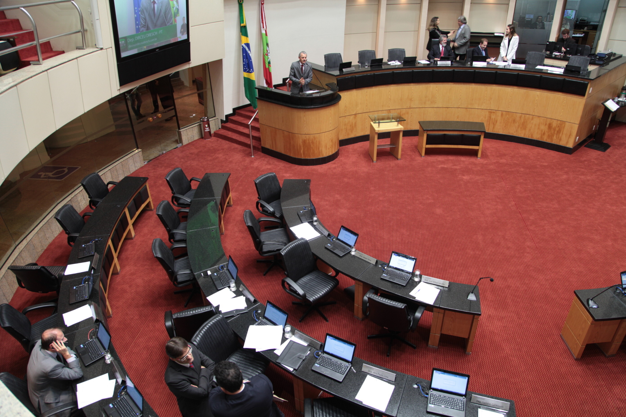 Aprovado PLC que define critérios para contratação e remuneração de segurança para Alesc