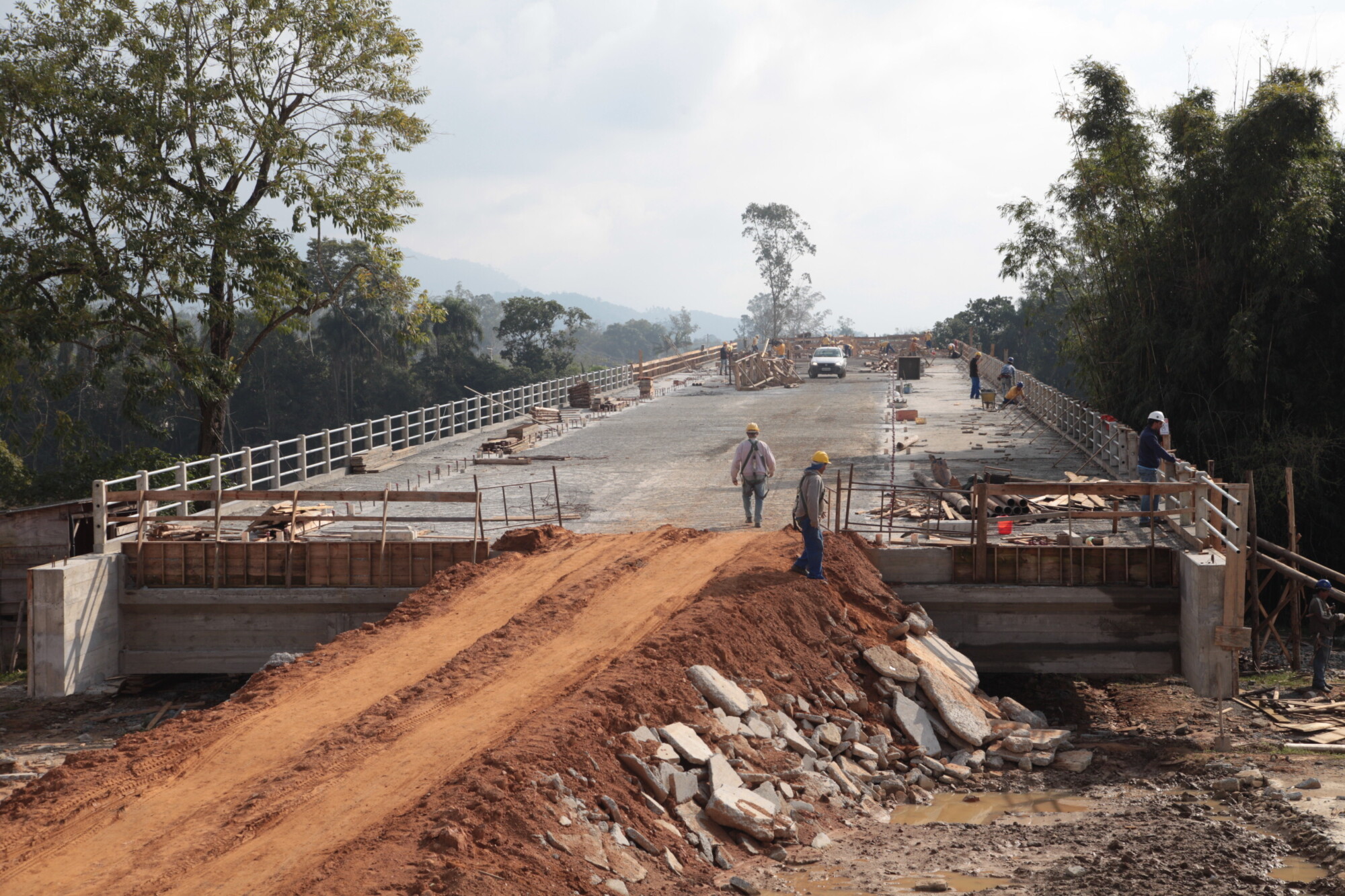 Presidente interino da Alesc acompanha vistoria de obra em Indaial