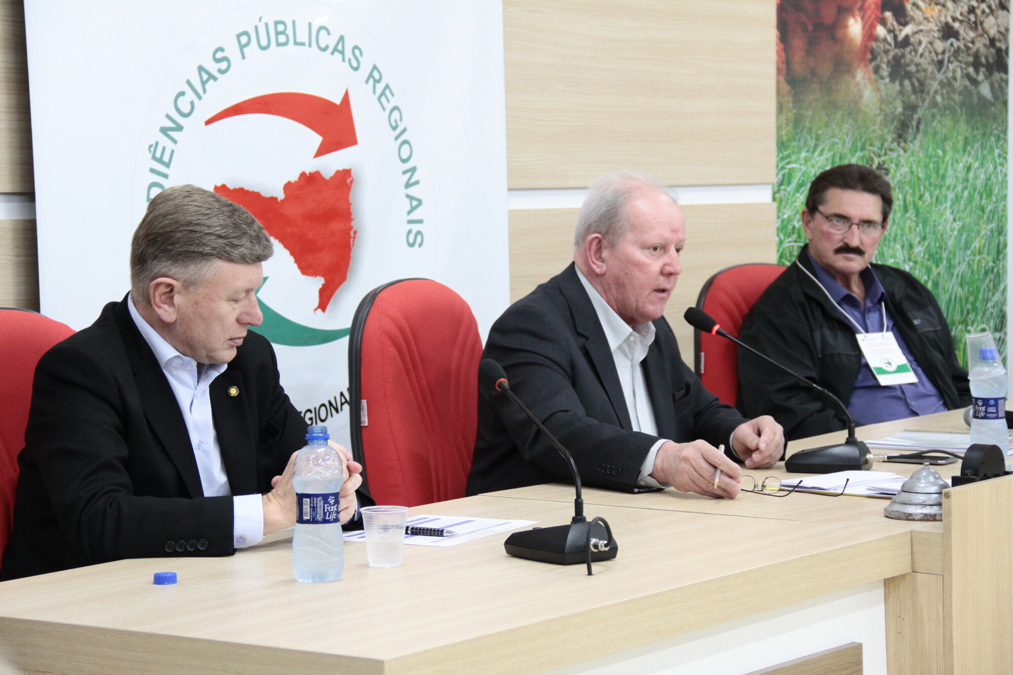 Deputados Marcos Vieira (D) e  Milton Hobus (E) ouviram a população sobre prioridades de investimentos na região