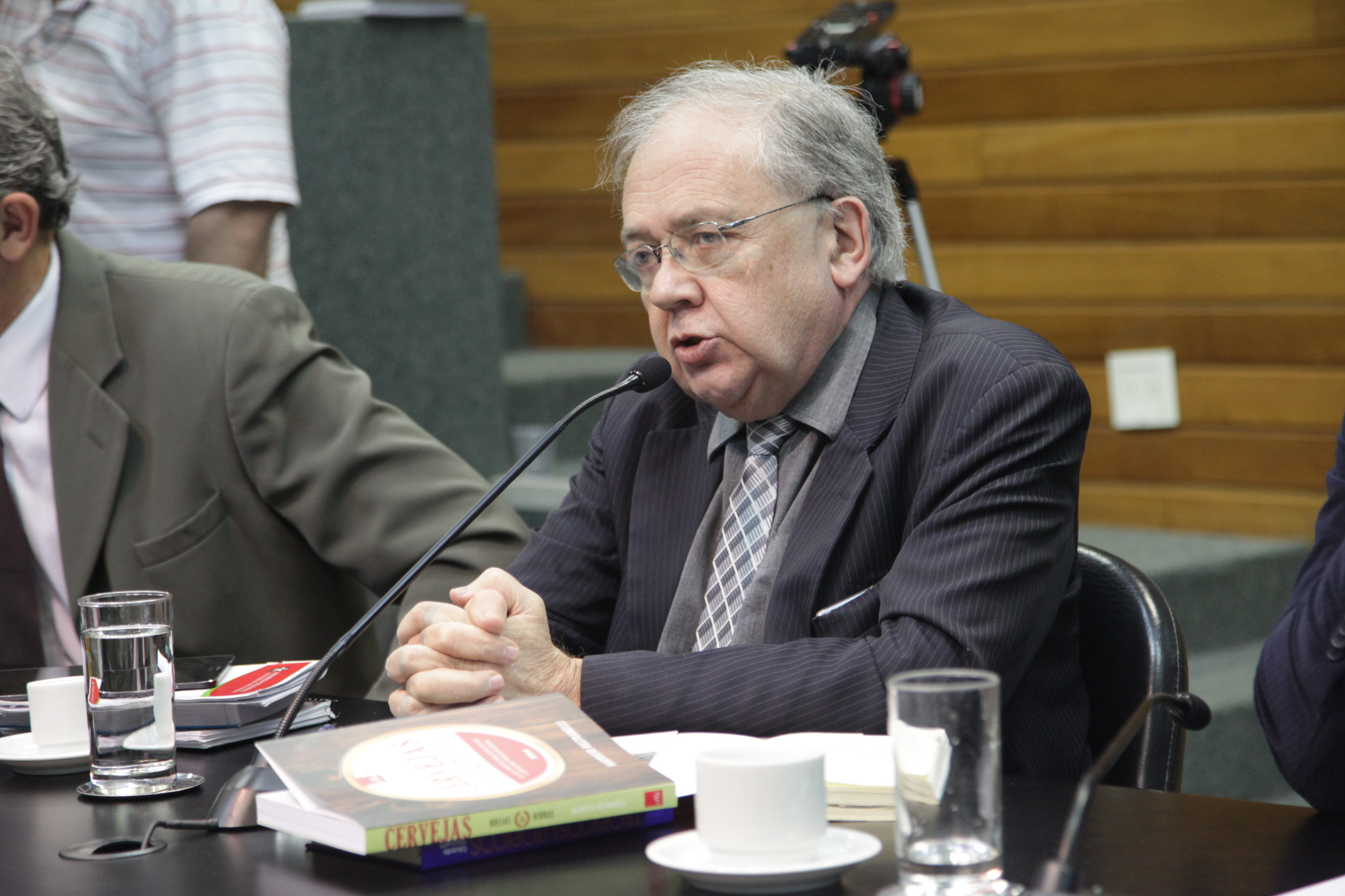 Deputado Fernando Coruja (PMDB) em Comissão de Finanças  e Tributação.