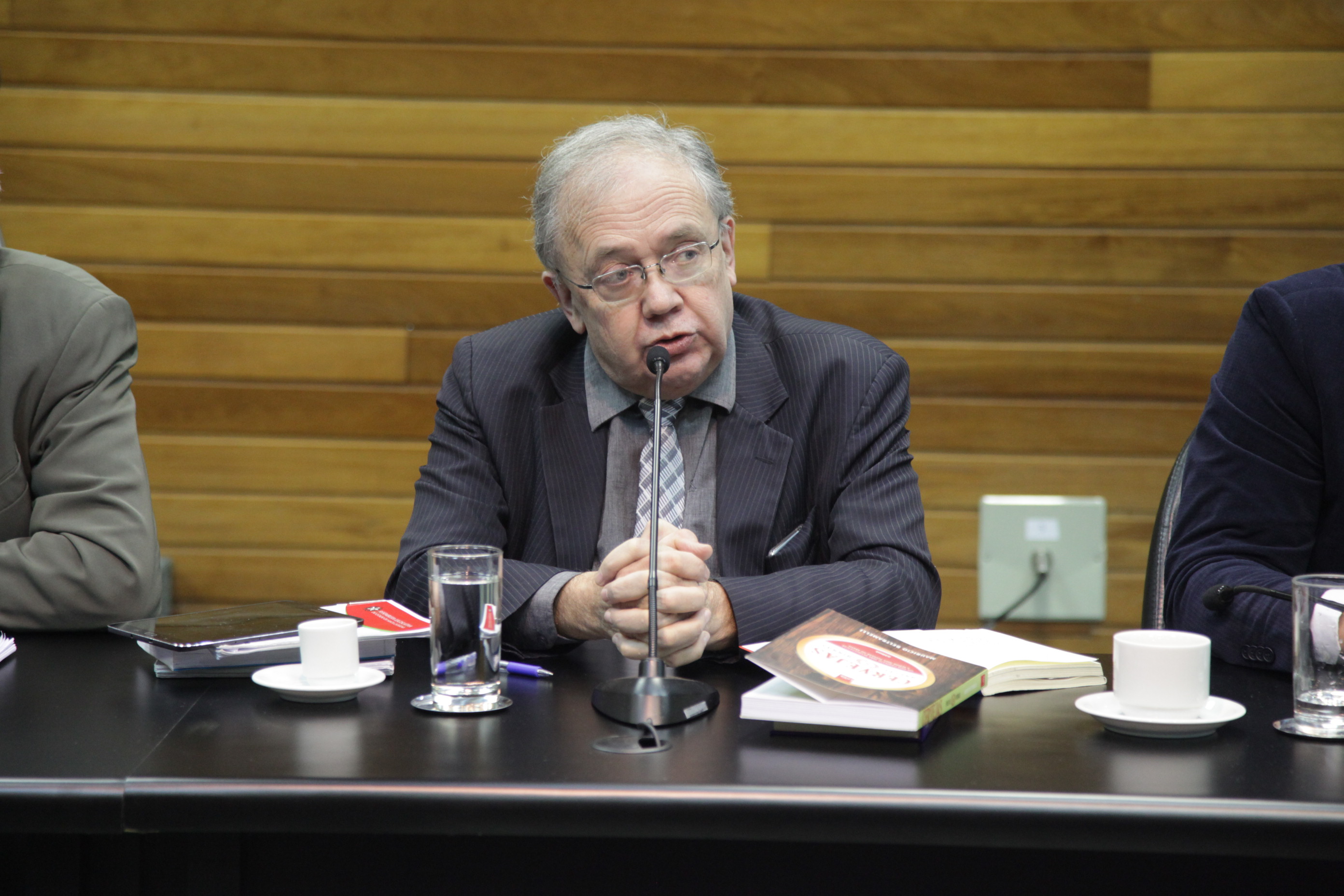 Deputado Fernando Coruja (PMDB) em Comissão de Finanças  e Tributação.