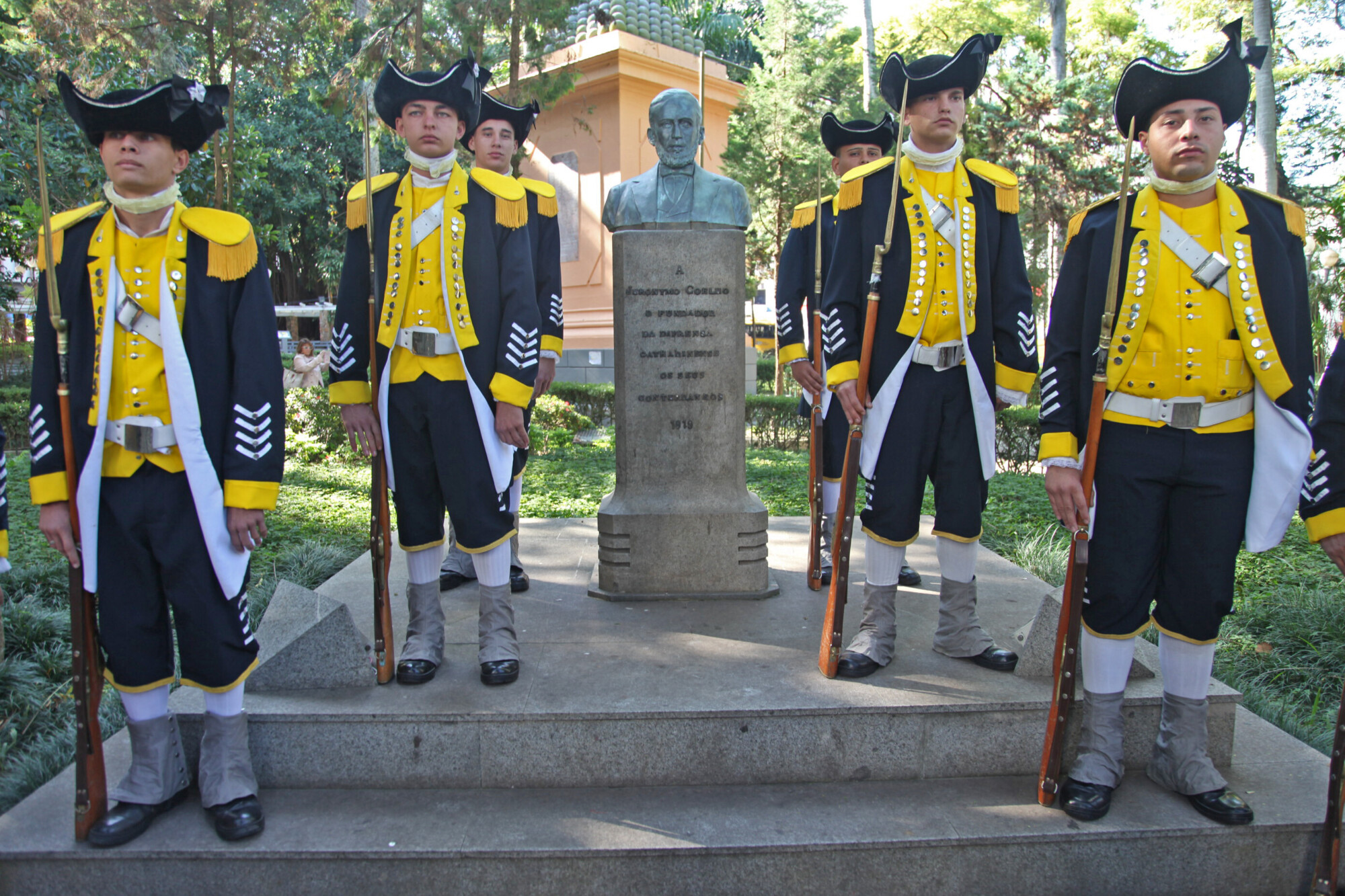 Solenidade na Praça XV marca os 185 anos da imprensa catarinense