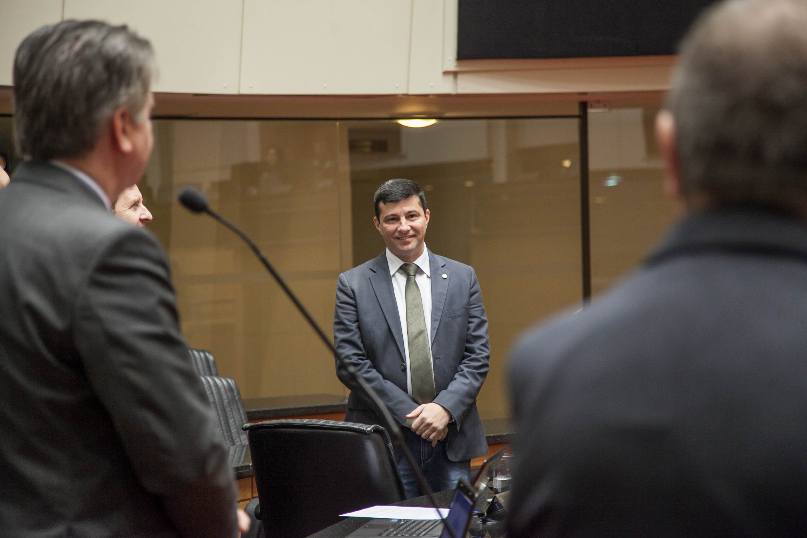 Deputado Fábio Flôr (PP) ao fundo em Sessão Ordinária