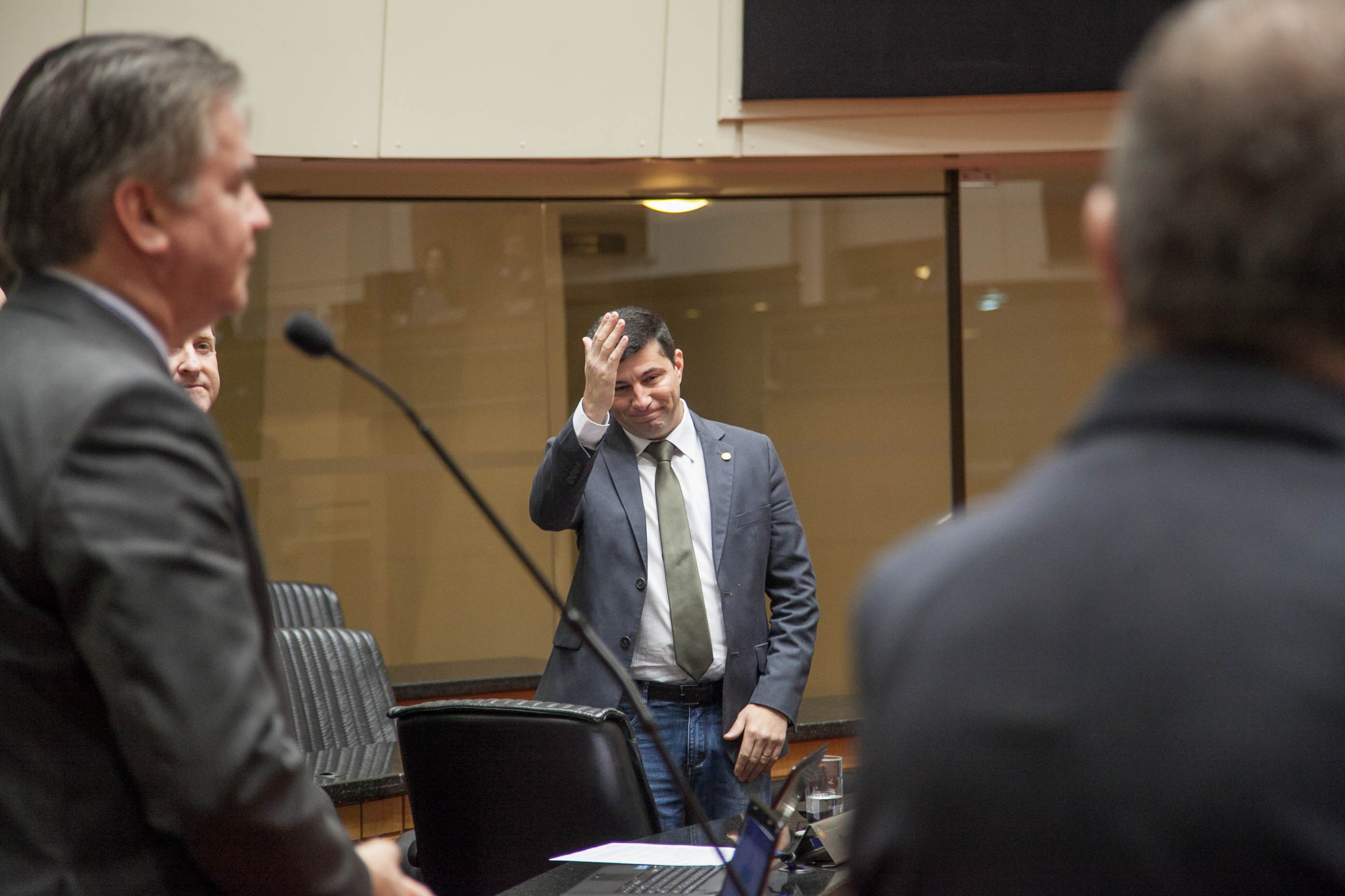 Deputado Fábio Flôr (PP) ao fundo em Sessão Ordinária