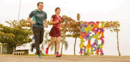 Casal fortalece união ao aderir à alimentação saudável e exercícios