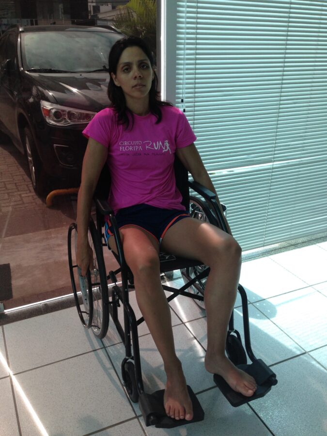 A jornalista, durante a lenta recuperação do atropelamento; antes de usar a cadeira de rodas, ela ficou 70 dias imobilizada numa cama
