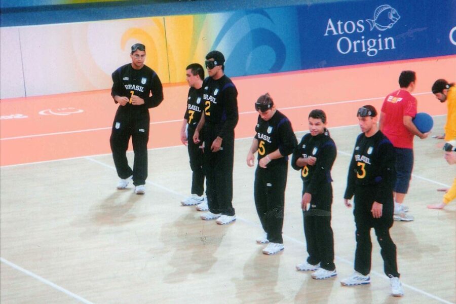 Paulo (com o número 3) e os colegas das seleção brasileira de goolball, durante o aquecimento para uma das partidas dos Jogos Paralímpicos de Pequim, em 2008