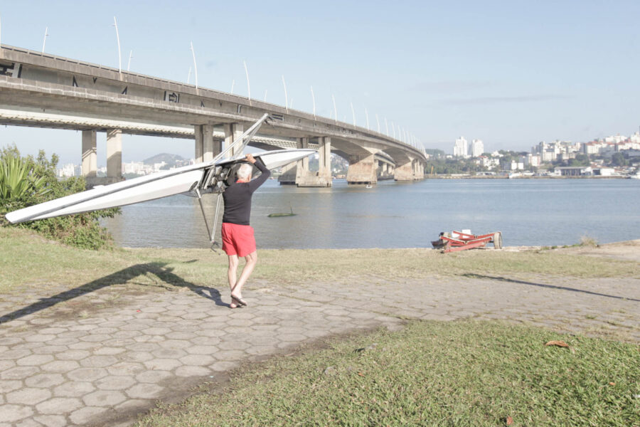 Aos 87 anos, Odilon ainda carrega o próprio remo nos ombros
