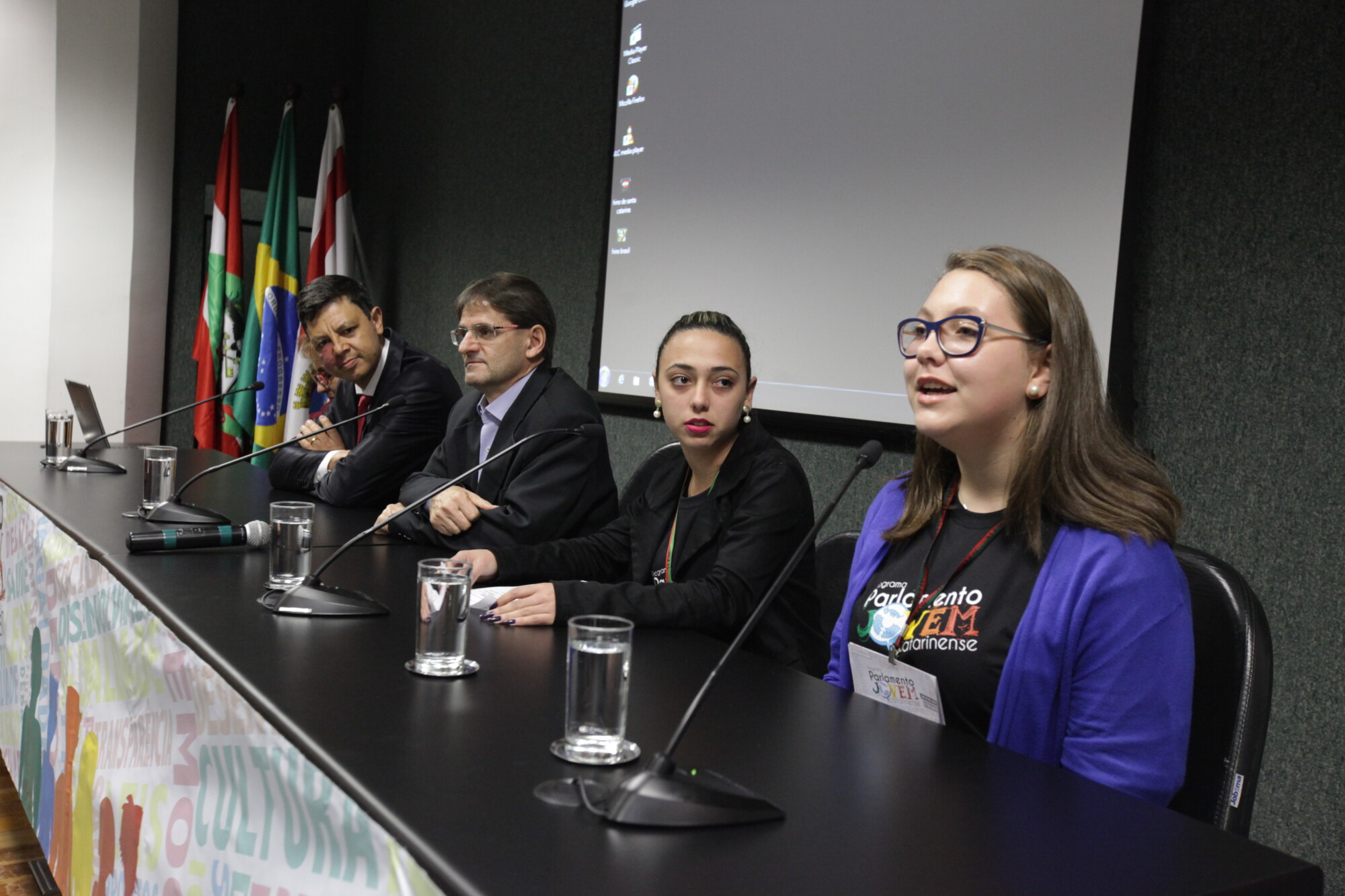 Antoninho Gonçalves, deputado Neodi Saretta e as deputadas jovens Viviane Nascimento e Júlia Fontanella, eleita presidente do Parlamento Jovem