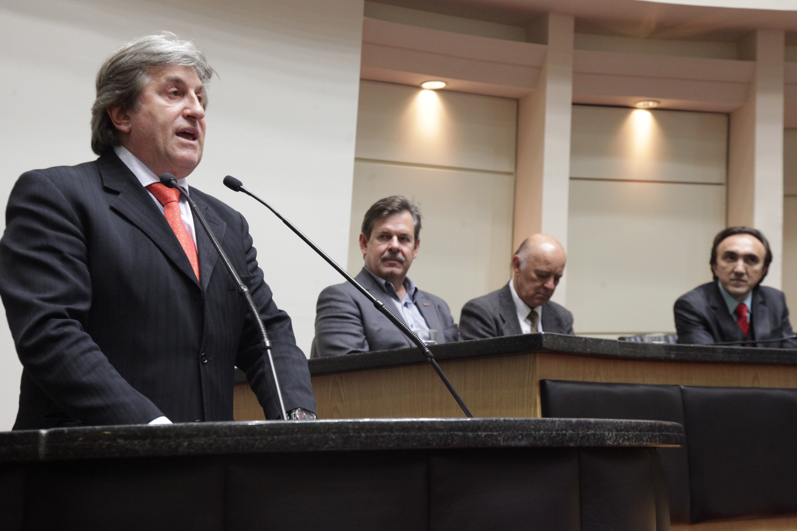 Deputado Leonel Pavan (PSDB). Concessão do Título de Cidadão Catarinense ao Professor ex-Reitor da Udesc Antonio Heronaldo de Sousa.