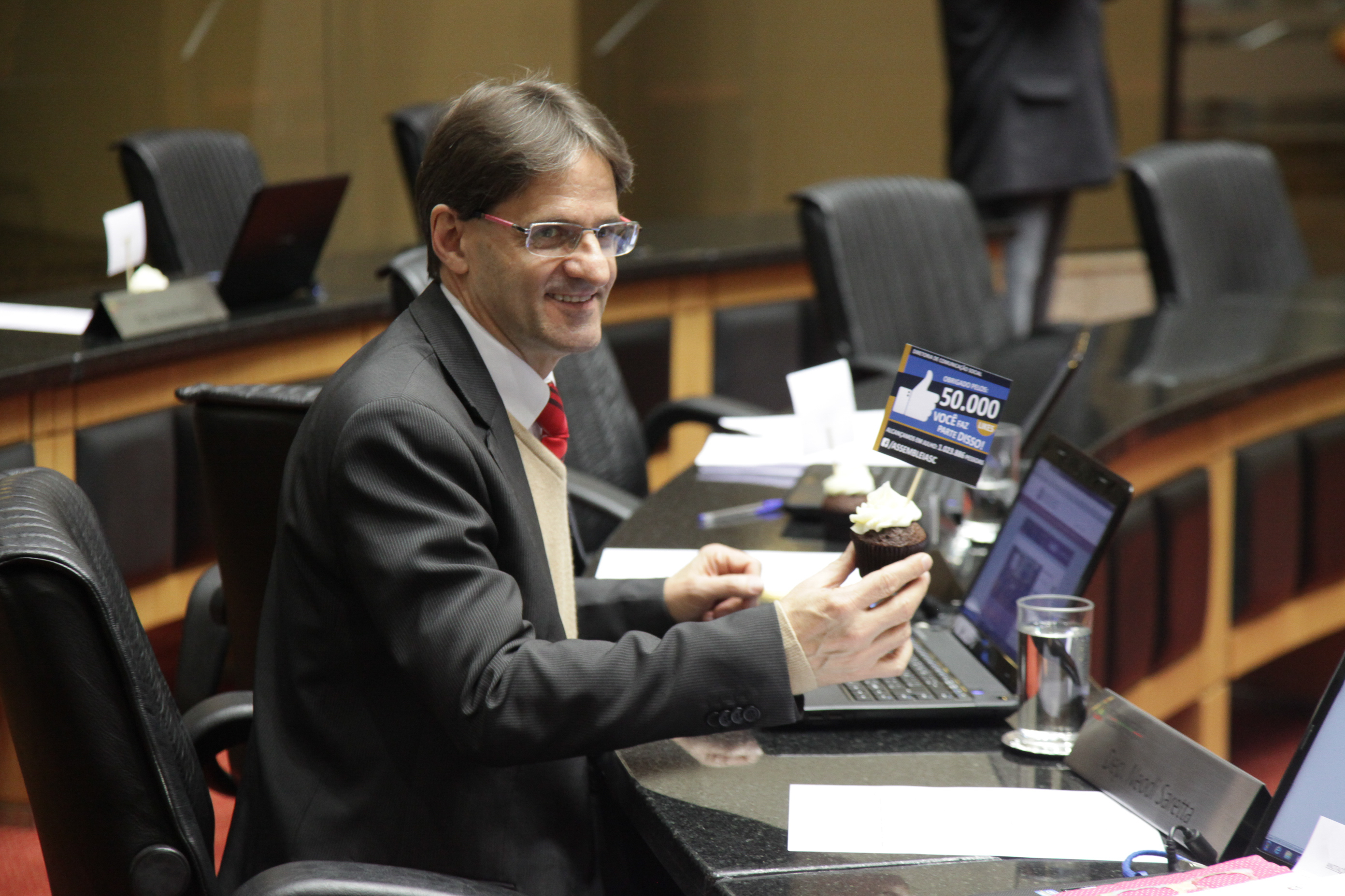Alesc comemora 50mil likes no Facebook. Deputado Neodi Saretta (PT)