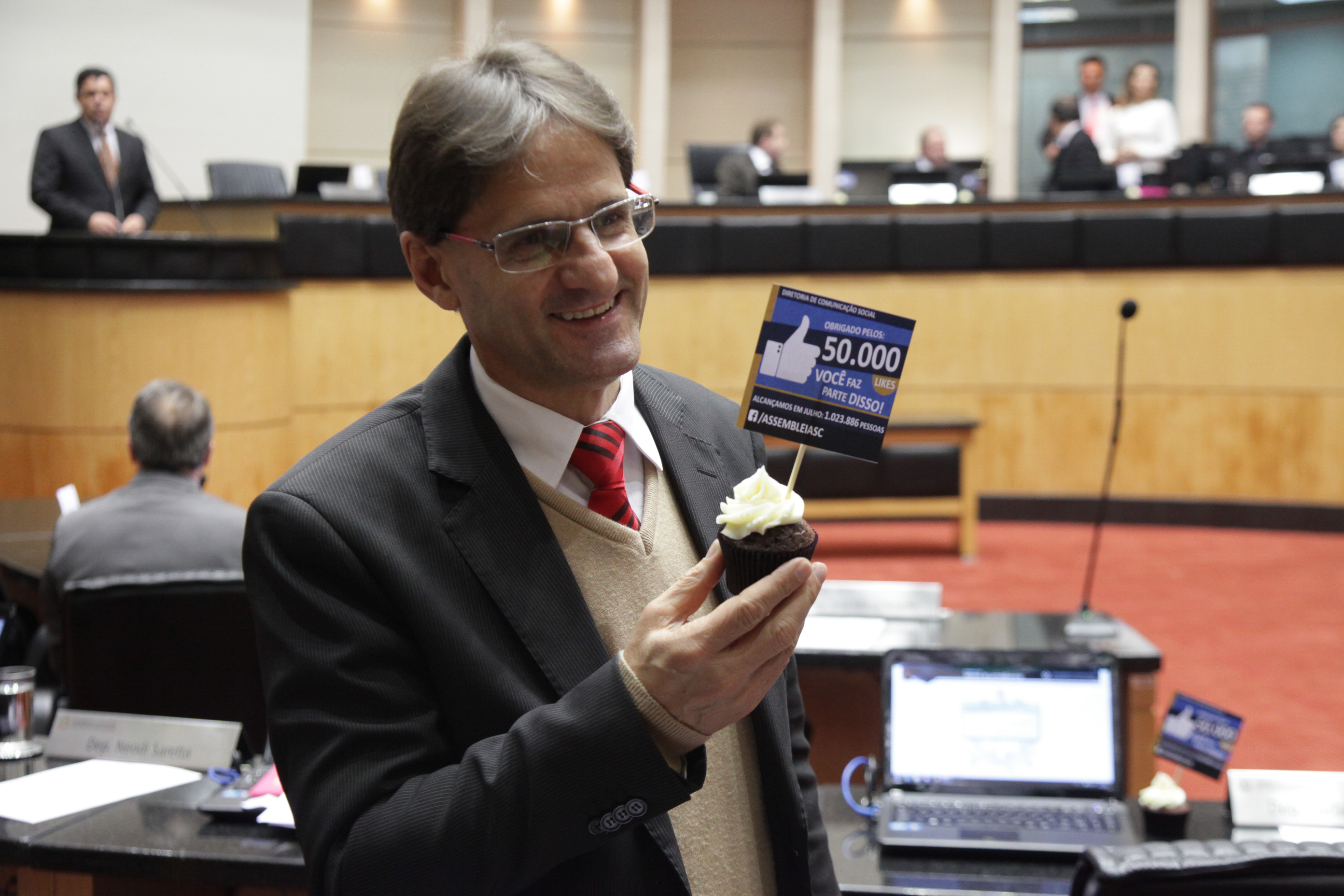Alesc comemora 50mil likes no Facebook. Deputado Neodi Saretta (PT)
