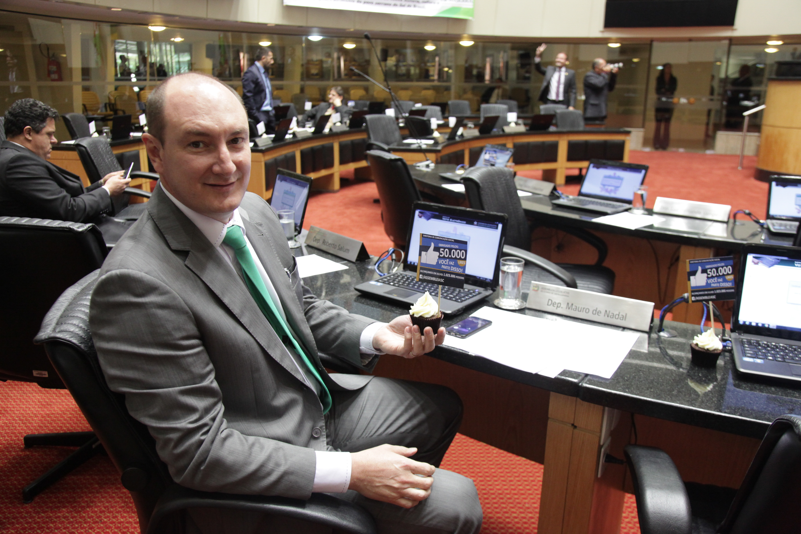 Alesc comemora 50mil likes no Facebook. Deputado Mauro de Nadal (PMDB)